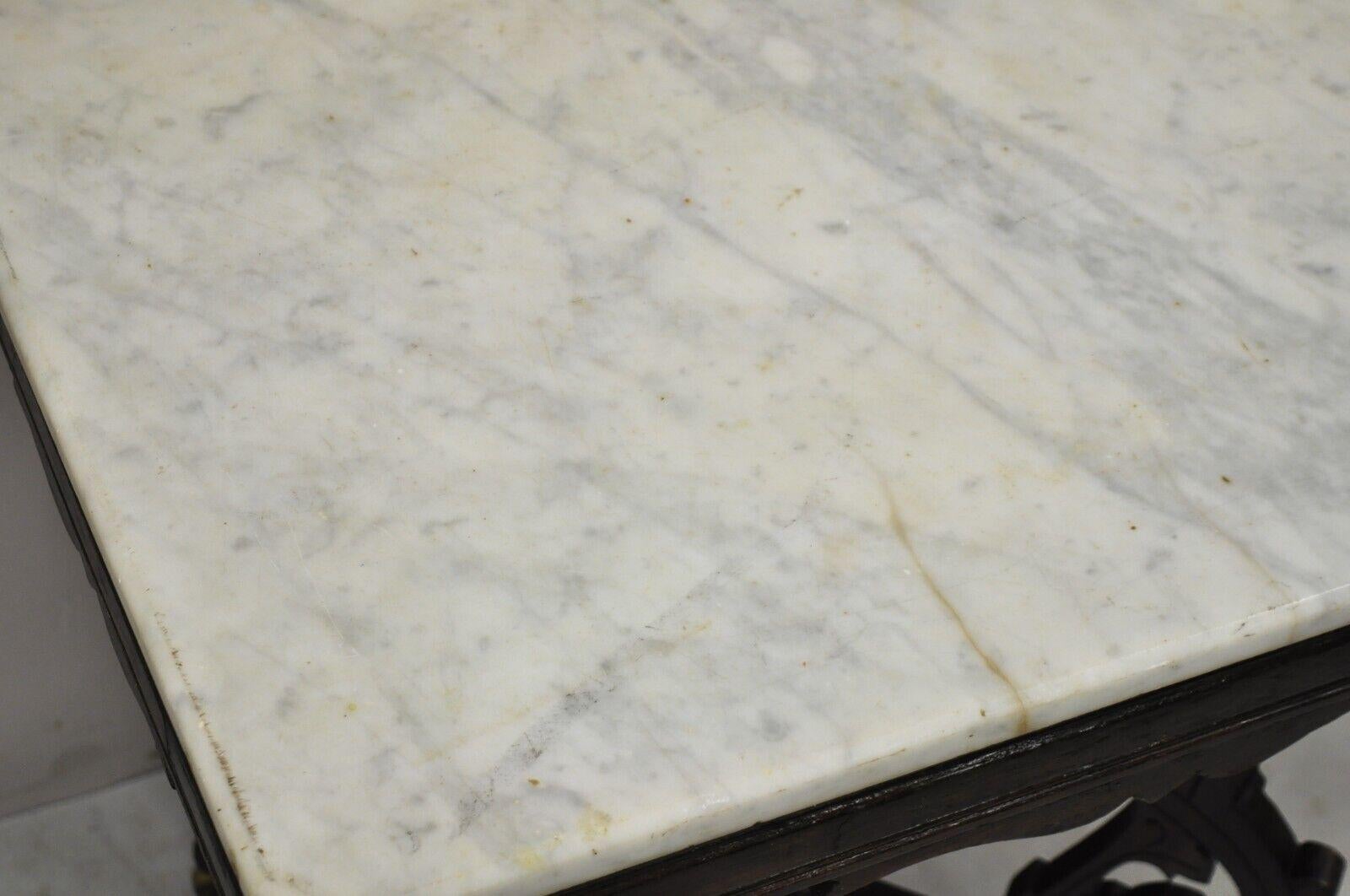 Marbre Ancienne table d'appoint de salon victorienne Eastlake à plateau en marbre et en noyer en vente