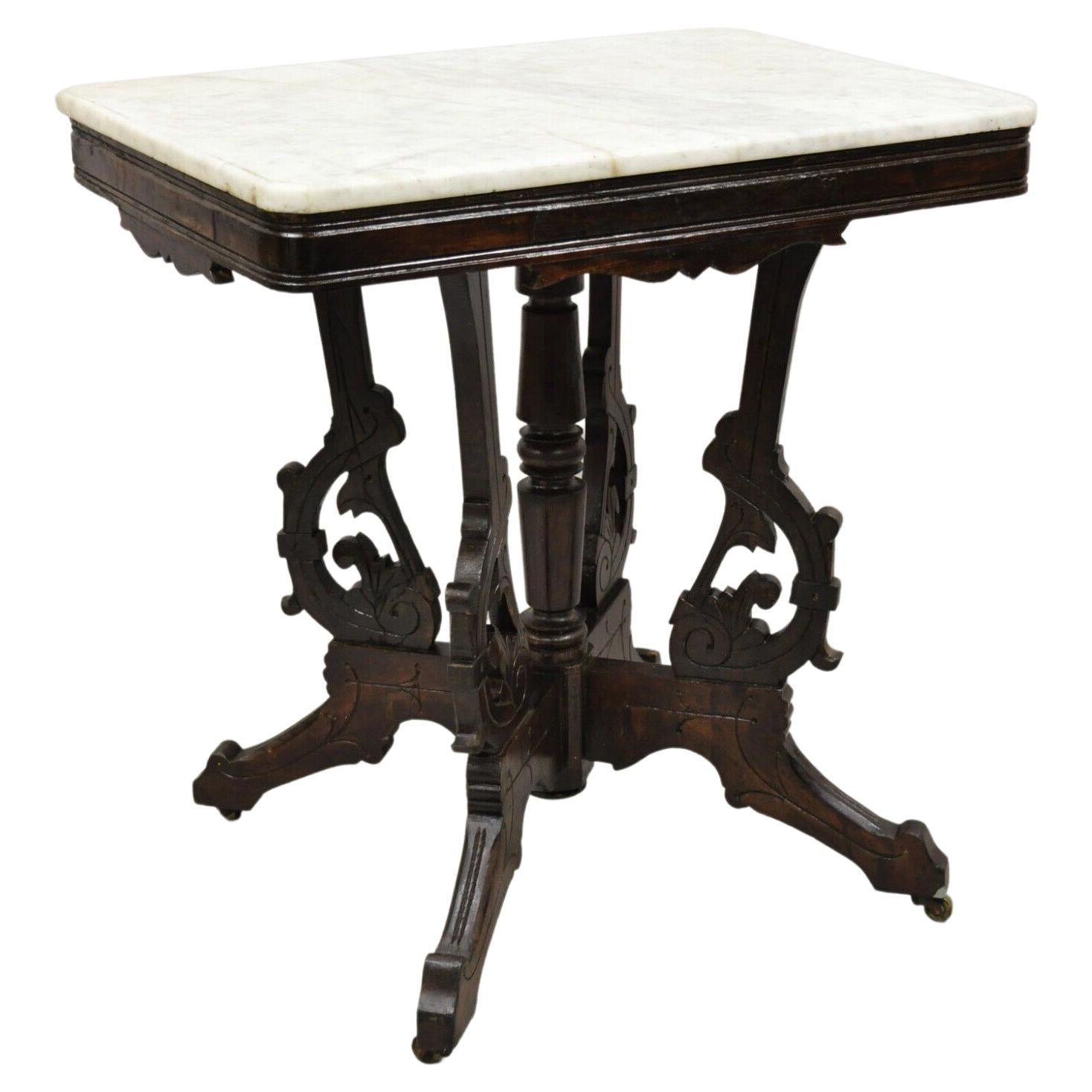 Ancienne table d'appoint de salon victorienne Eastlake à plateau en marbre et en noyer en vente