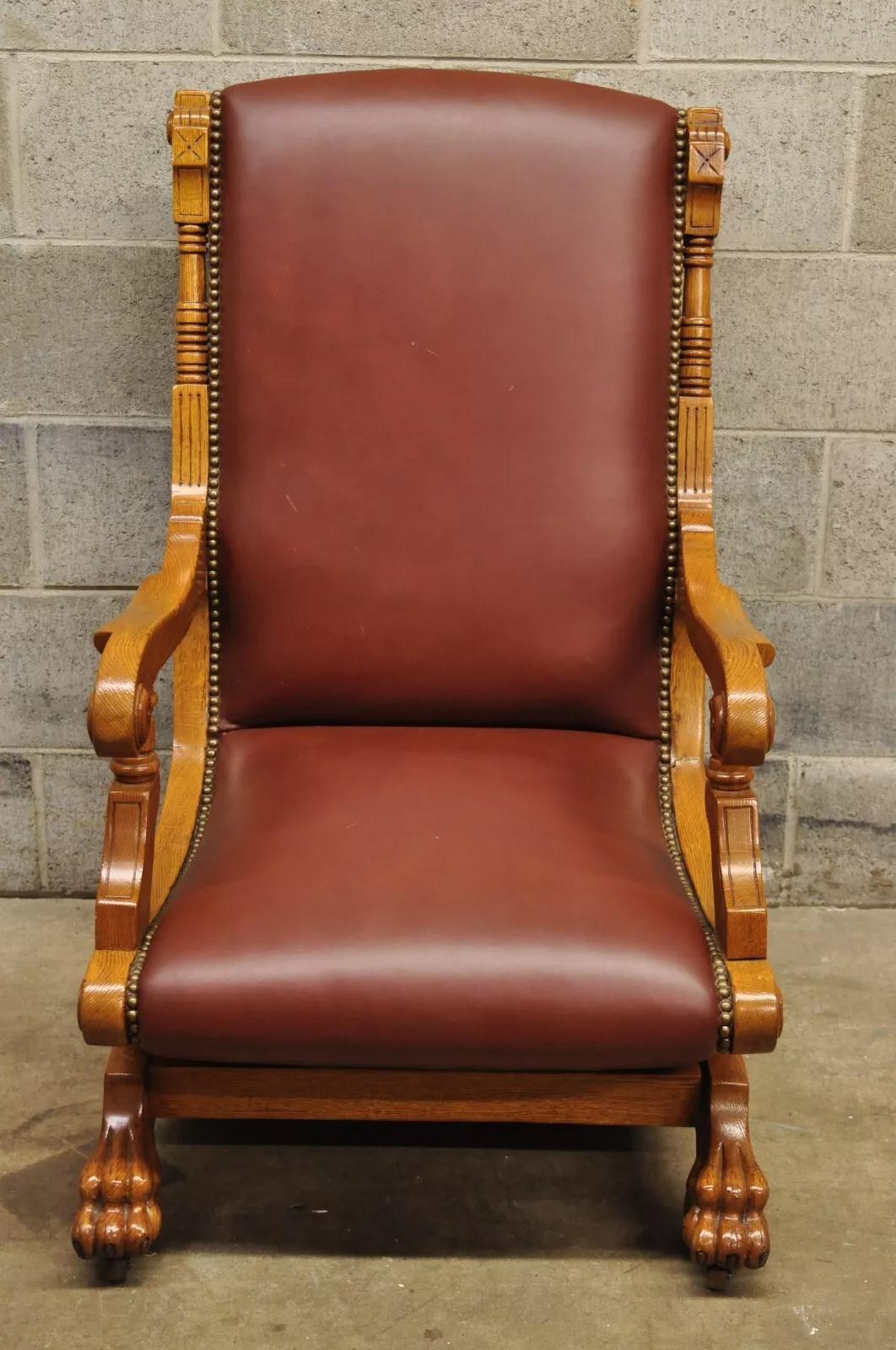 Antica sedia a dondolo con piattaforma a pedali in Wood Oak di epoca vittoriana con tappezzeria in Naugahyde marrone più recente. Circa 19° secolo. Misure: 39,5