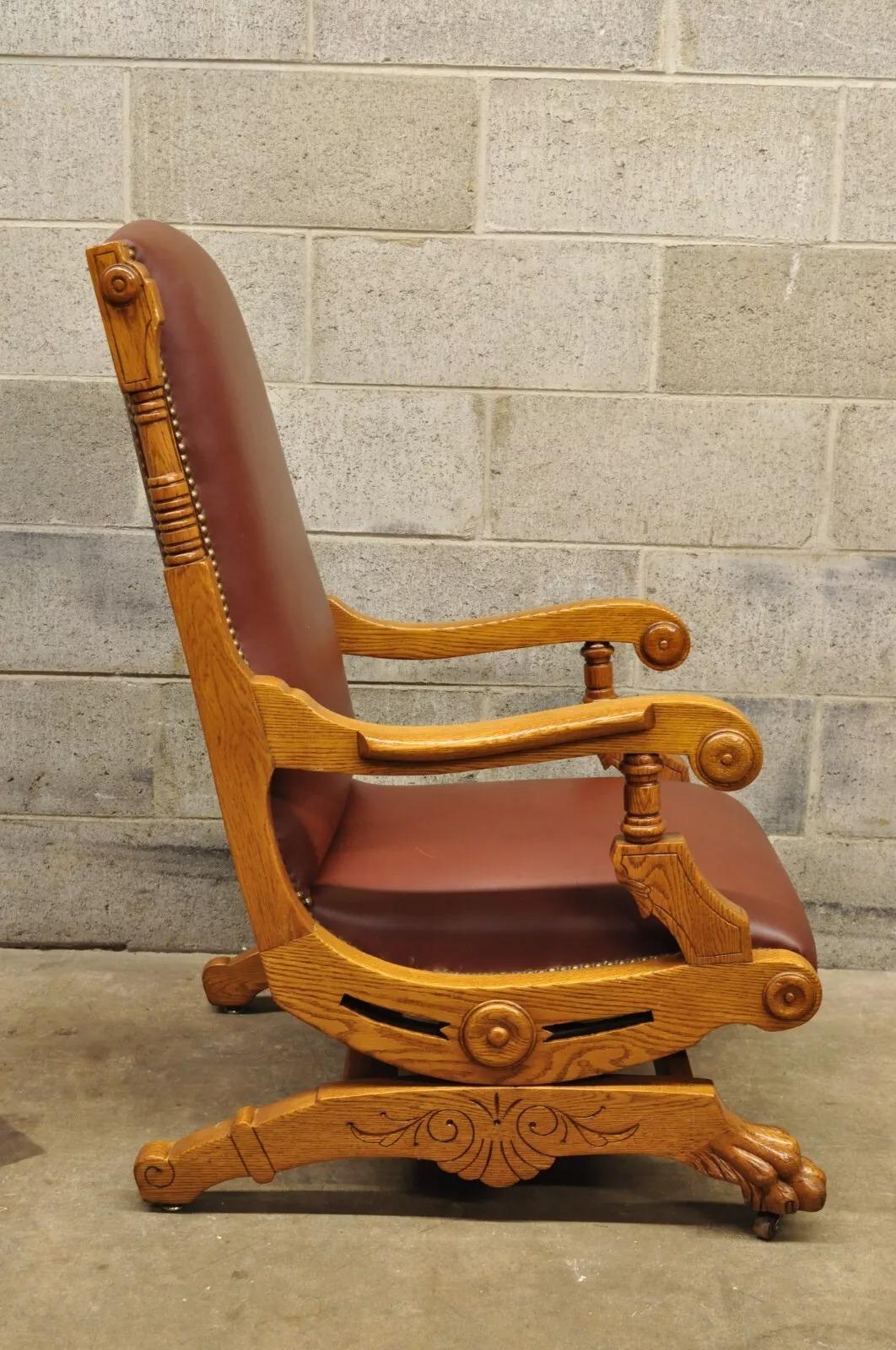 Sedia a dondolo antica Eastlake Victorian Wood con pedana a zampa di gallina in vendita 1