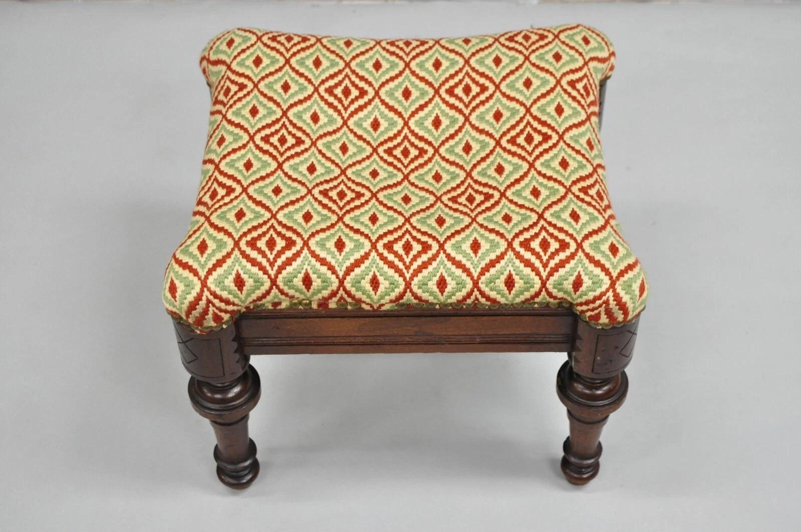 Ancienne Eastlake Victorian Shapely Footstool Ottoman with Turn Carved Legs (pouf victorien à pieds tournants sculptés) en vente 3