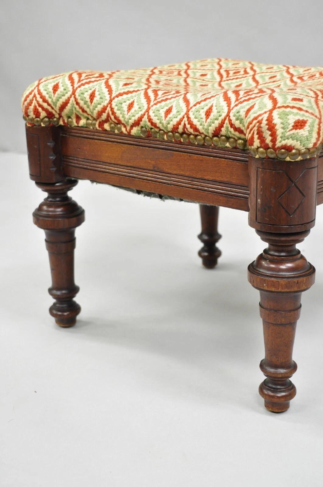 Ancienne Eastlake Victorian Shapely Footstool Ottoman with Turn Carved Legs (pouf victorien à pieds tournants sculptés) en vente 4
