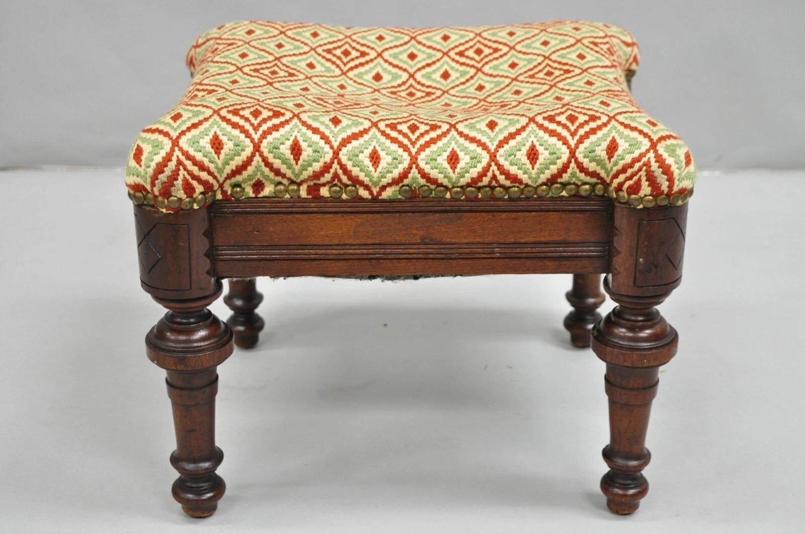 Ancienne Eastlake Victorian Shapely Footstool Ottoman avec Turn Carved Legs and Red & Green Geometric Print Woven Fabric. Vers la fin du 19e siècle. Dimensions : 13