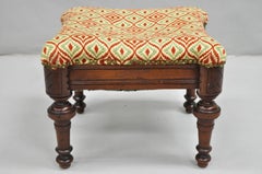 Ancienne Eastlake Victorian Shapely Footstool Ottoman with Turn Carved Legs (pouf victorien à pieds tournants sculptés)