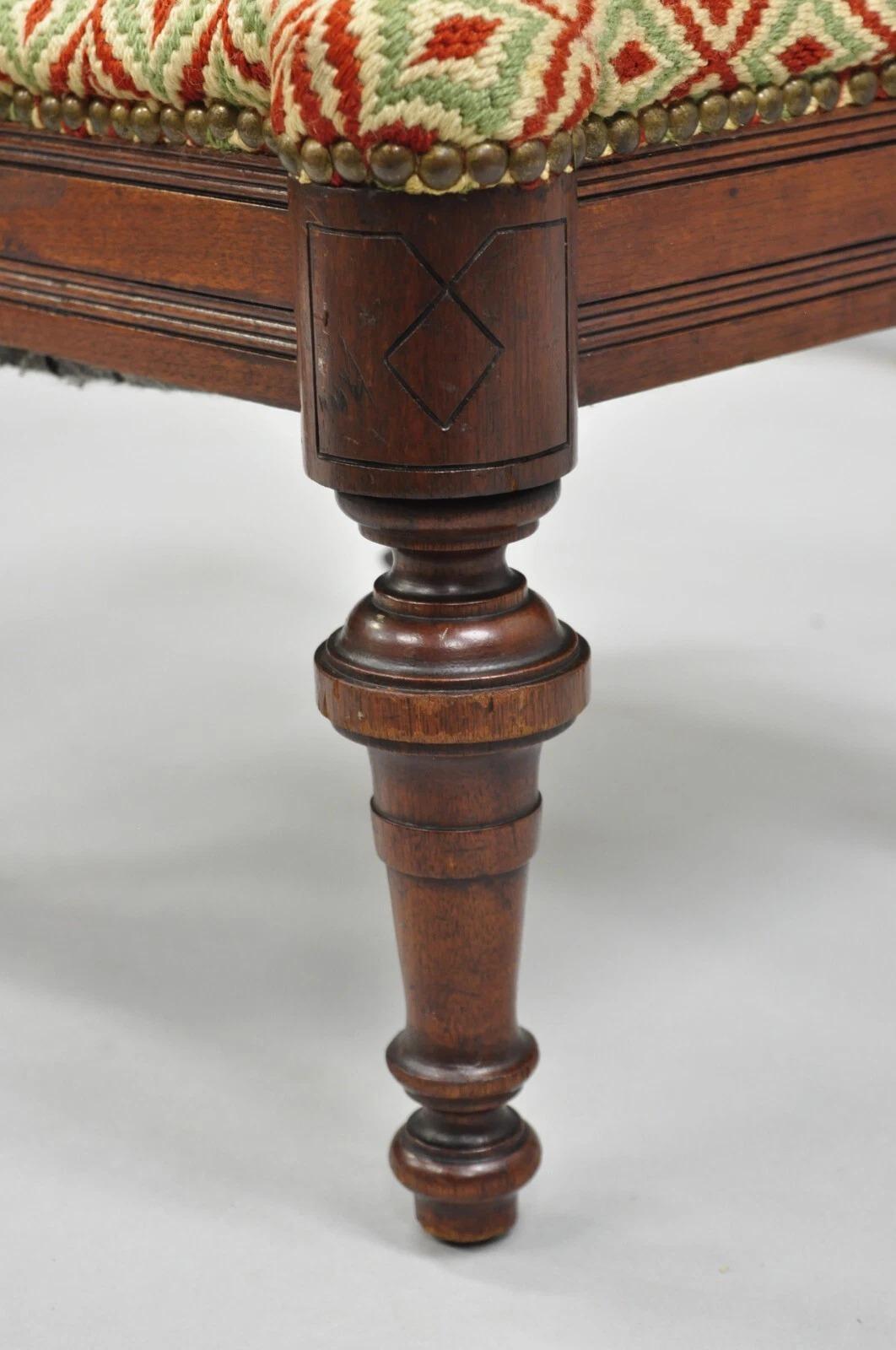 Inconnu Ancienne Eastlake Victorian Shapely Footstool Ottoman with Turn Carved Legs (pouf victorien à pieds tournants sculptés) en vente