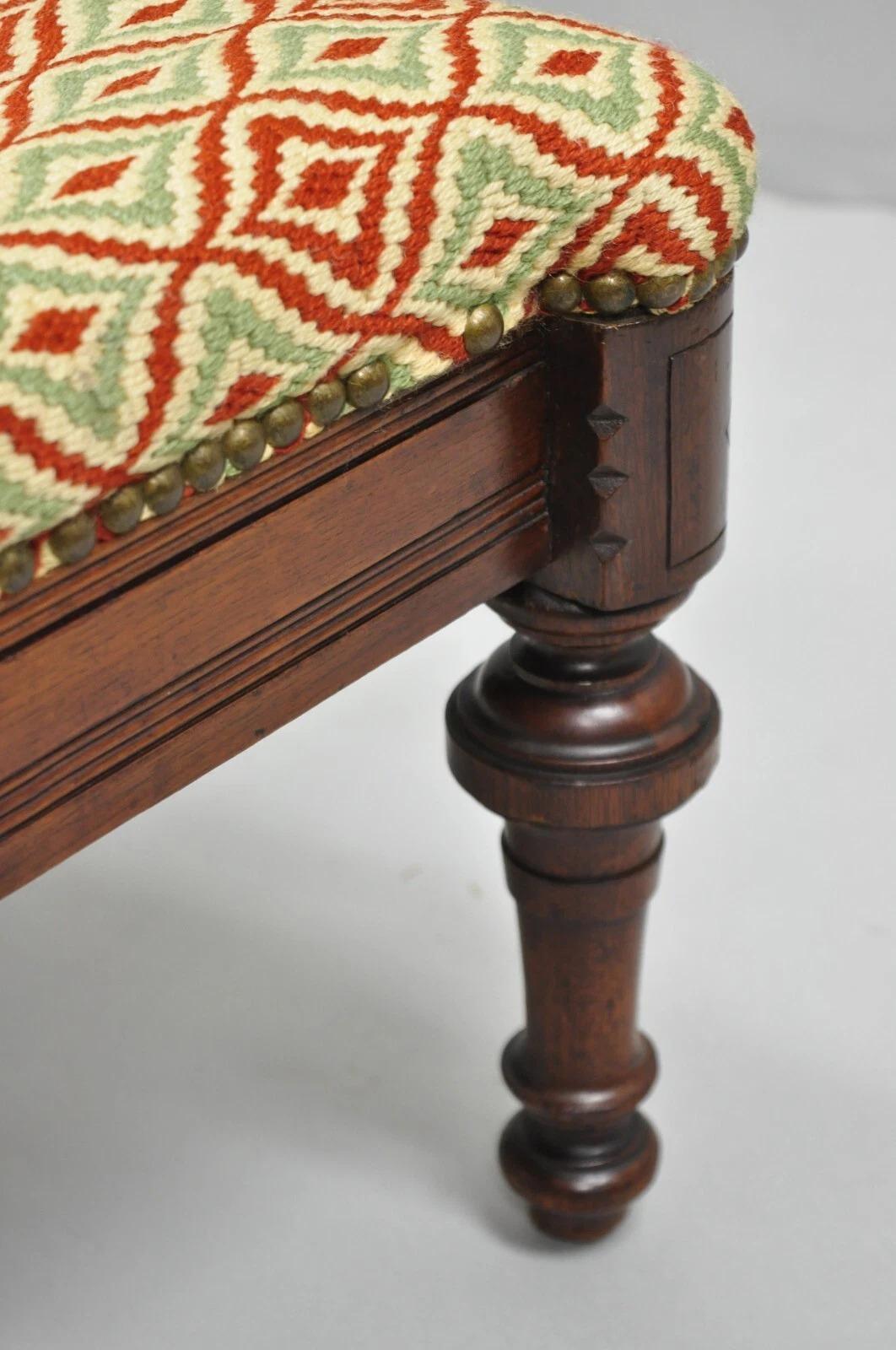 Ancienne Eastlake Victorian Shapely Footstool Ottoman with Turn Carved Legs (pouf victorien à pieds tournants sculptés) Bon état - En vente à Philadelphia, PA