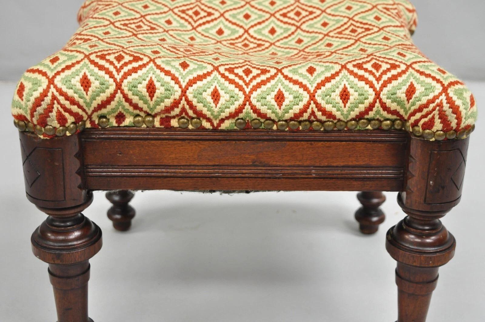 Tapisserie Ancienne Eastlake Victorian Shapely Footstool Ottoman with Turn Carved Legs (pouf victorien à pieds tournants sculptés) en vente