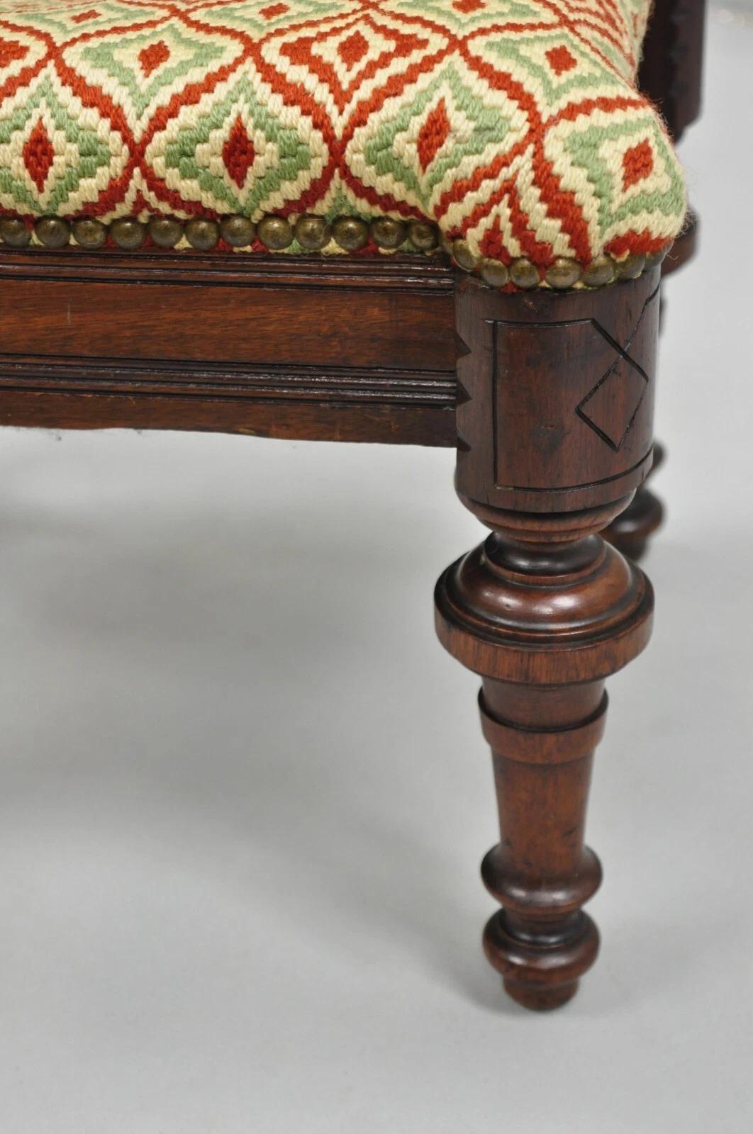 Ancienne Eastlake Victorian Shapely Footstool Ottoman with Turn Carved Legs (pouf victorien à pieds tournants sculptés) en vente 1