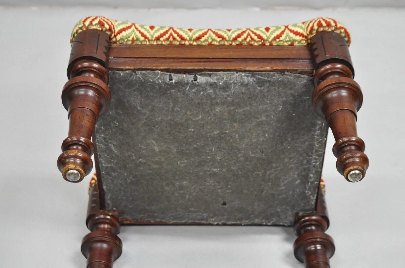 Ancienne Eastlake Victorian Shapely Footstool Ottoman with Turn Carved Legs (pouf victorien à pieds tournants sculptés) en vente 2
