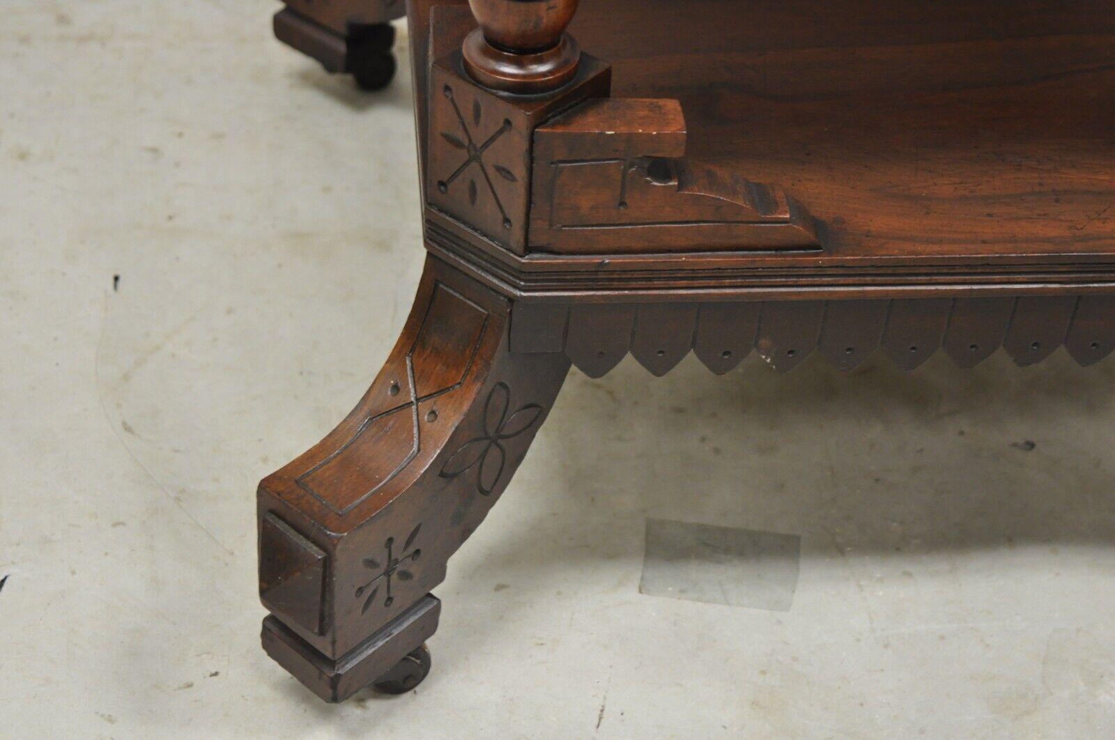 Antiker viktorianischer Eastlake-Salontisch mit Spiralschnitzereien aus Nussbaumholz und Marmorplatte im Angebot 6