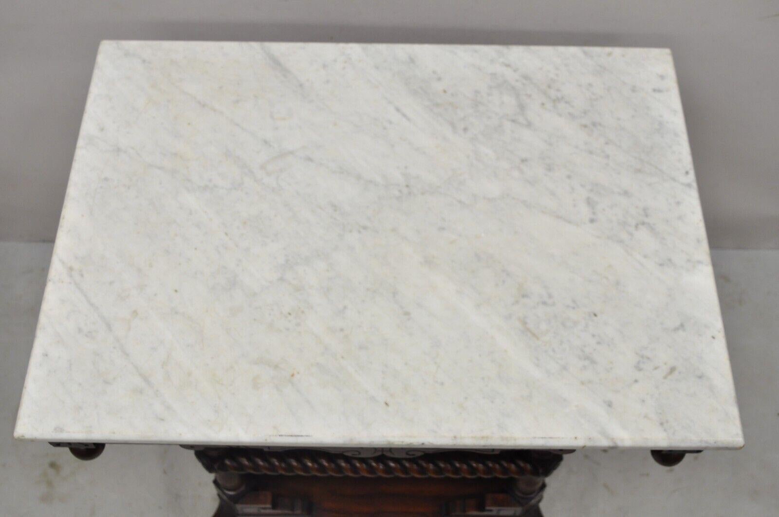Ancienne table de salon victorienne Eastlake à deux plateaux en marbre sculpté en spirale en noyer Bon état - En vente à Philadelphia, PA