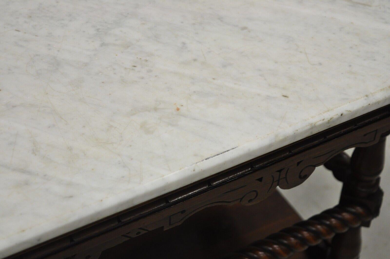 Ancienne table de salon victorienne Eastlake à deux plateaux en marbre sculpté en spirale en noyer en vente 1