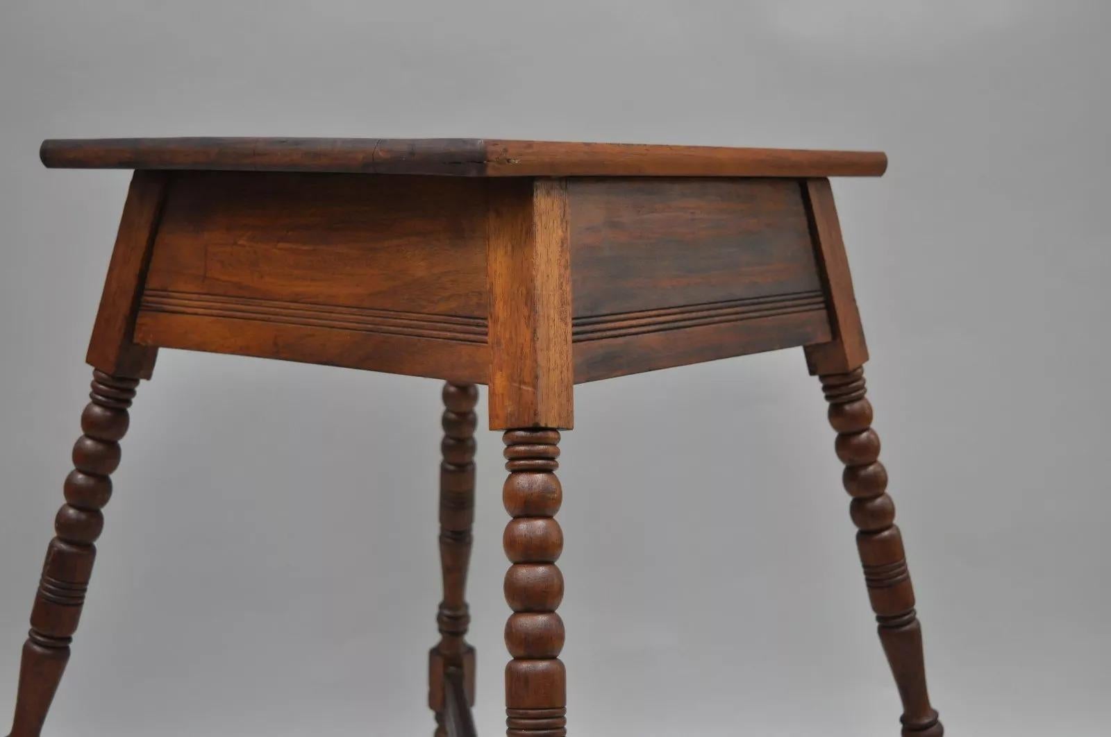 Antique Eastlake Victorian Turn Carved Spindle Leg Walnut Plant Stand Fern Table en vente 4