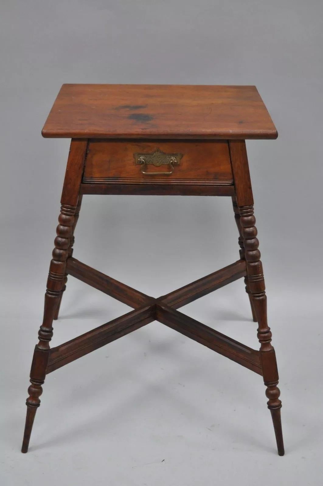 Antique Eastlake Victorian Turn Carved Spindle Leg Walnut Fern Table Plant Stand. Cet article se caractérise par de hauts pieds fuseaux angulaires, une base à brancards, une construction en bois massif, un magnifique grain de bois, un dos fini, 1