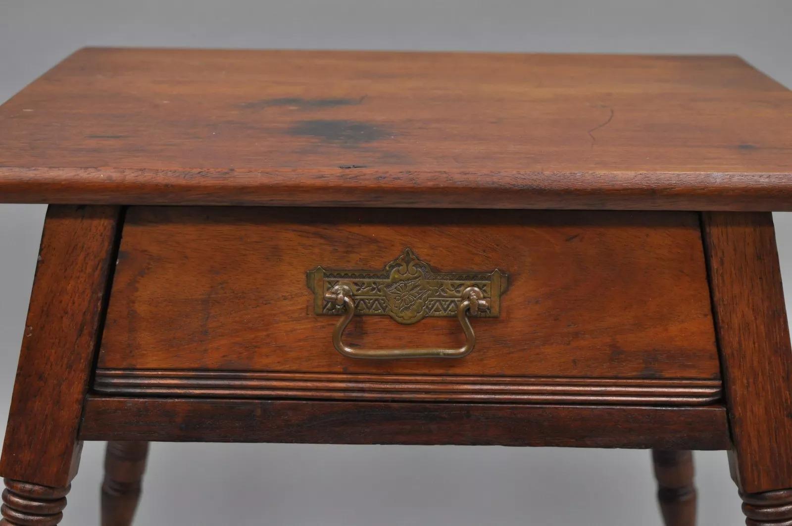 Inconnu Antique Eastlake Victorian Turn Carved Spindle Leg Walnut Plant Stand Fern Table en vente