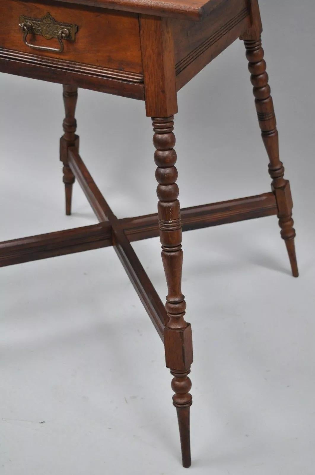 Antique Eastlake Victorian Turn Carved Spindle Leg Walnut Plant Stand Fern Table Bon état - En vente à Philadelphia, PA