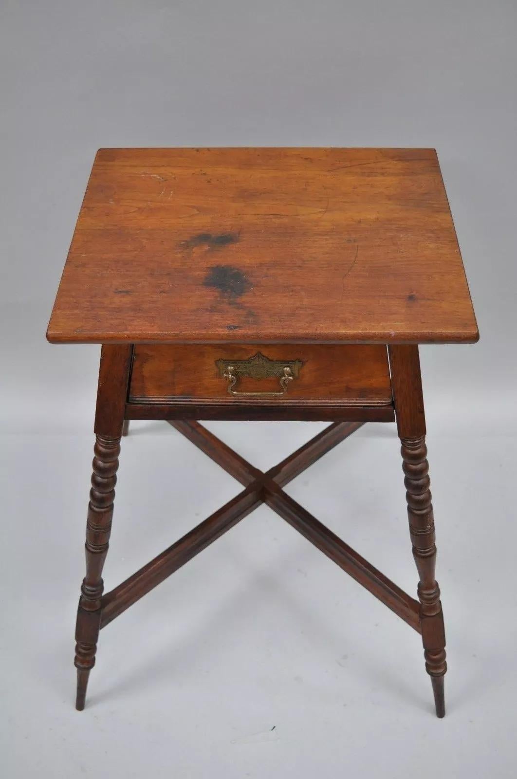 Noyer Antique Eastlake Victorian Turn Carved Spindle Leg Walnut Plant Stand Fern Table en vente