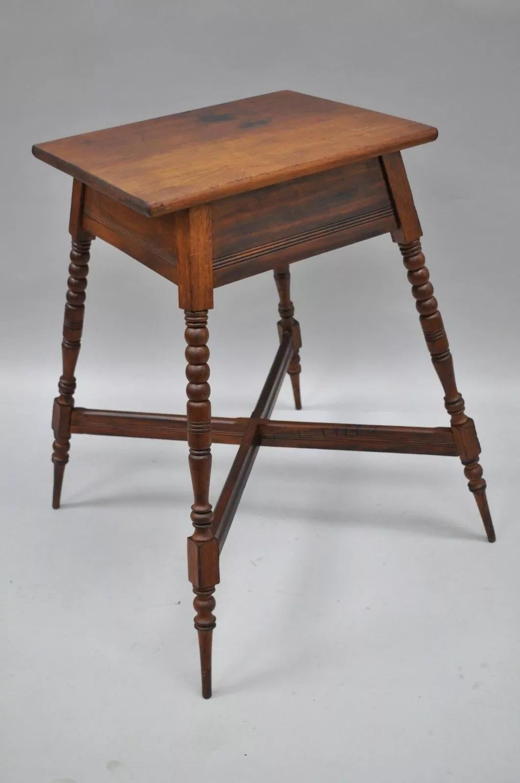 Antique Eastlake Victorian Turn Carved Spindle Leg Walnut Plant Stand Fern Table en vente 3