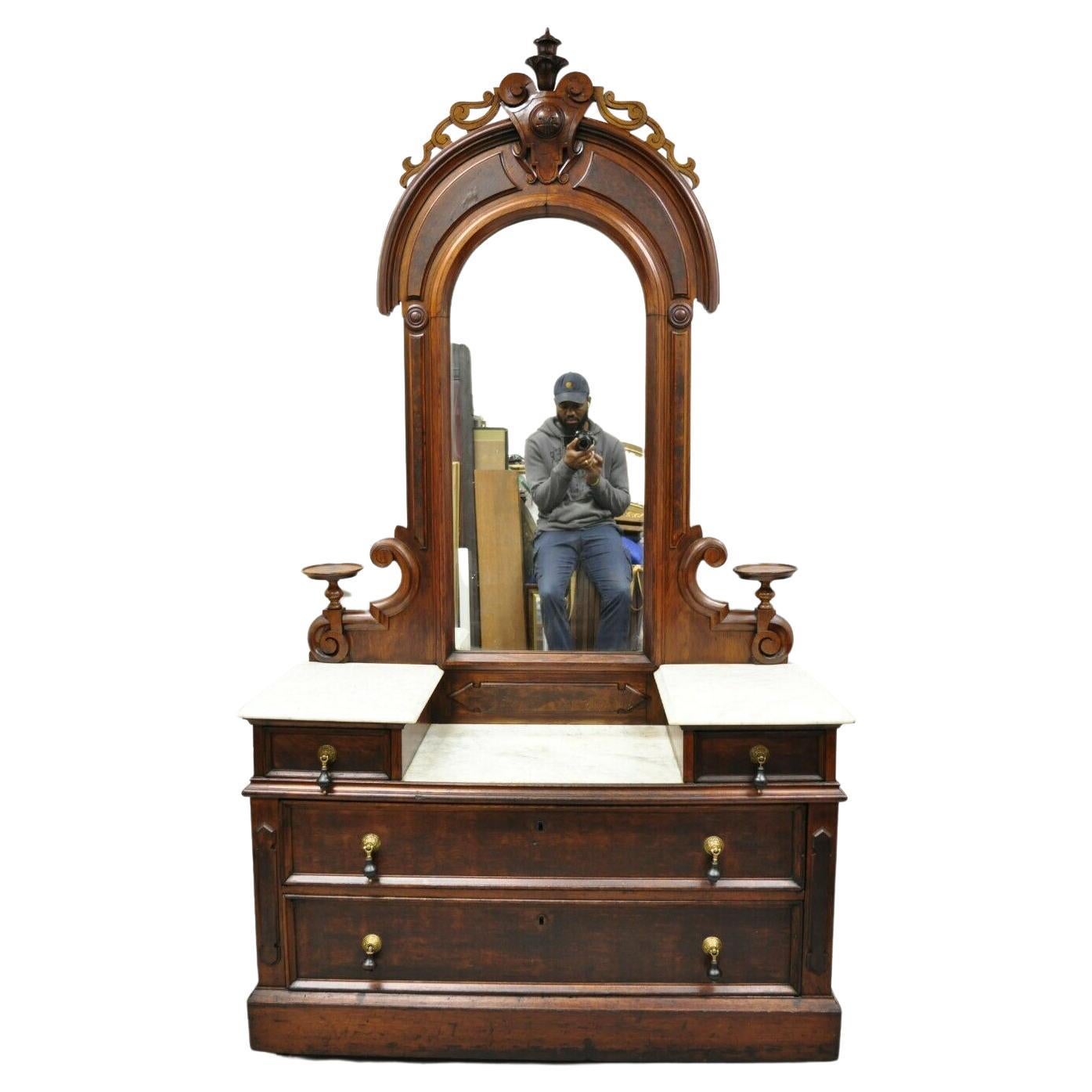 Ancienne commode victorienne d'Eastlake en noyer à 3 niveaux en marbre avec grand miroir en vente