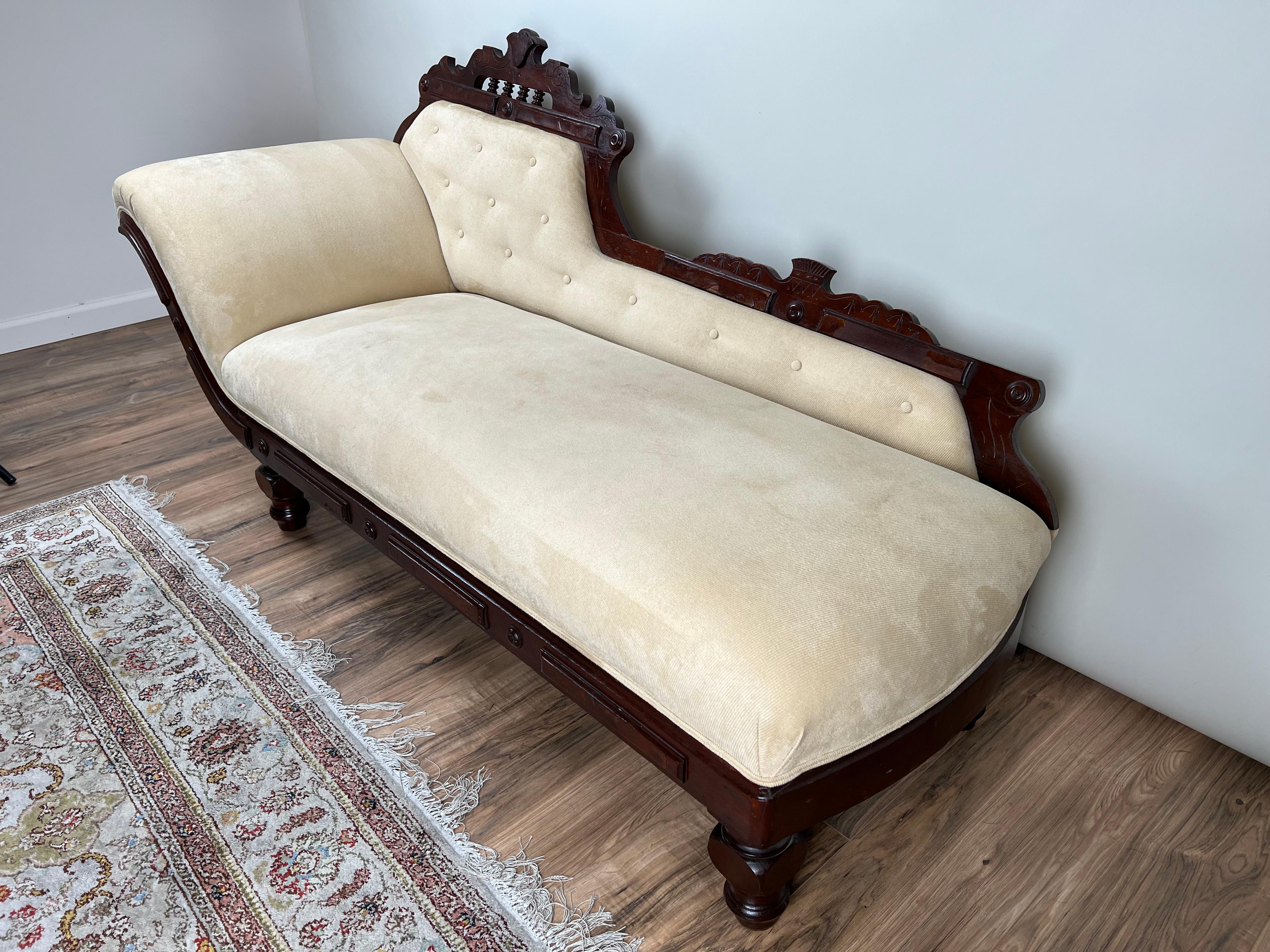 Antique Eastlake Victorian Walnut Fainting Couch c. Fin du 19e siècle en vente 2