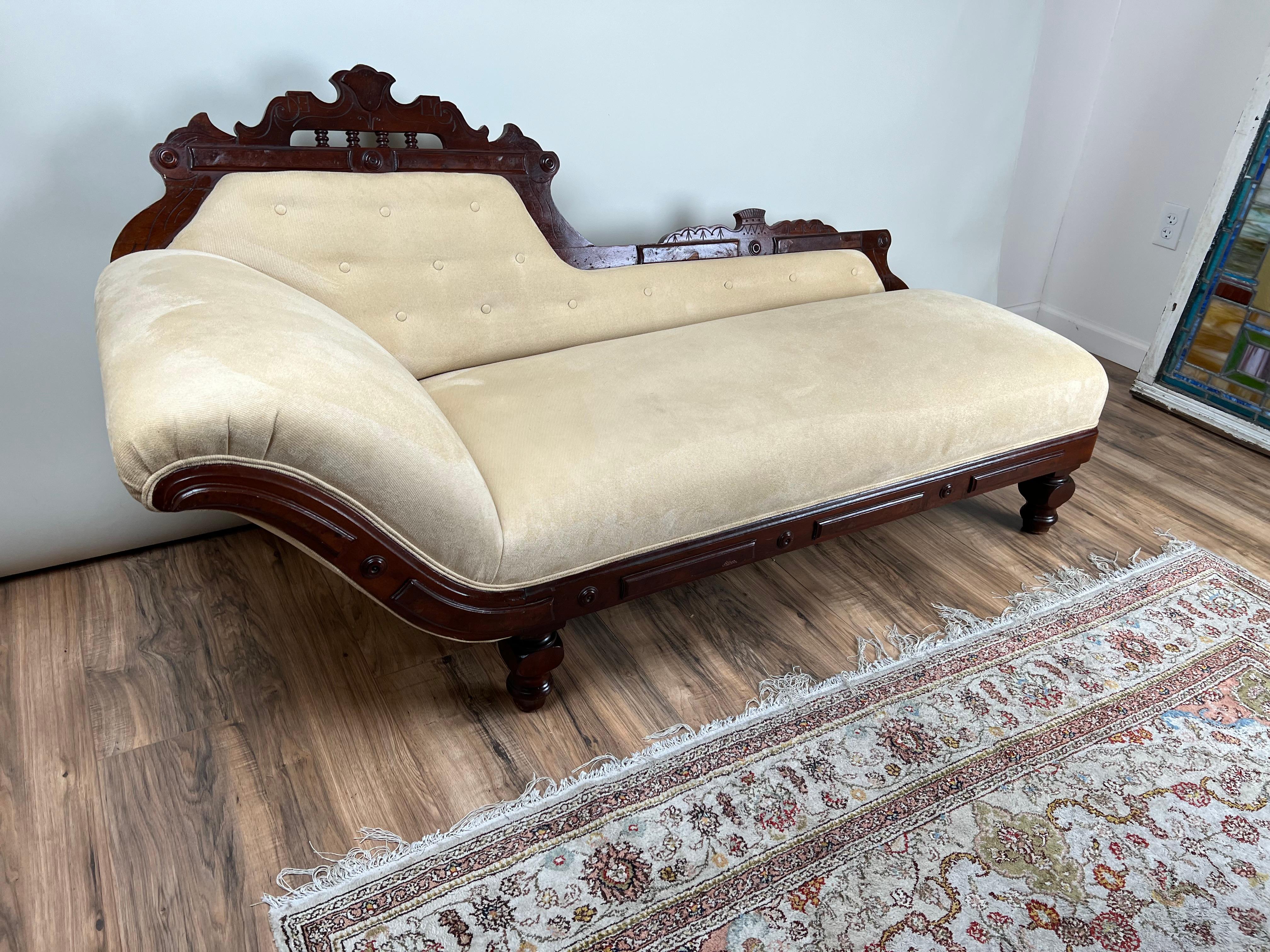 Antique Eastlake Victorian Walnut Fainting Couch c. Fin du 19e siècle en vente 3