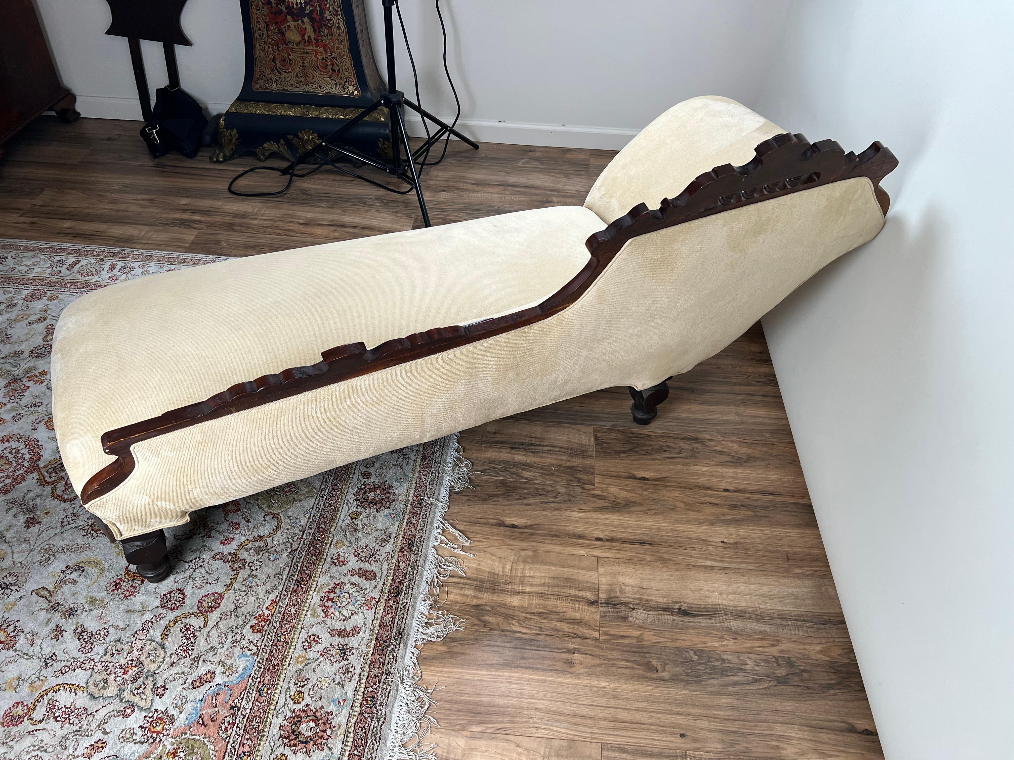 Victorien tardif Antique Eastlake Victorian Walnut Fainting Couch c. Fin du 19e siècle en vente