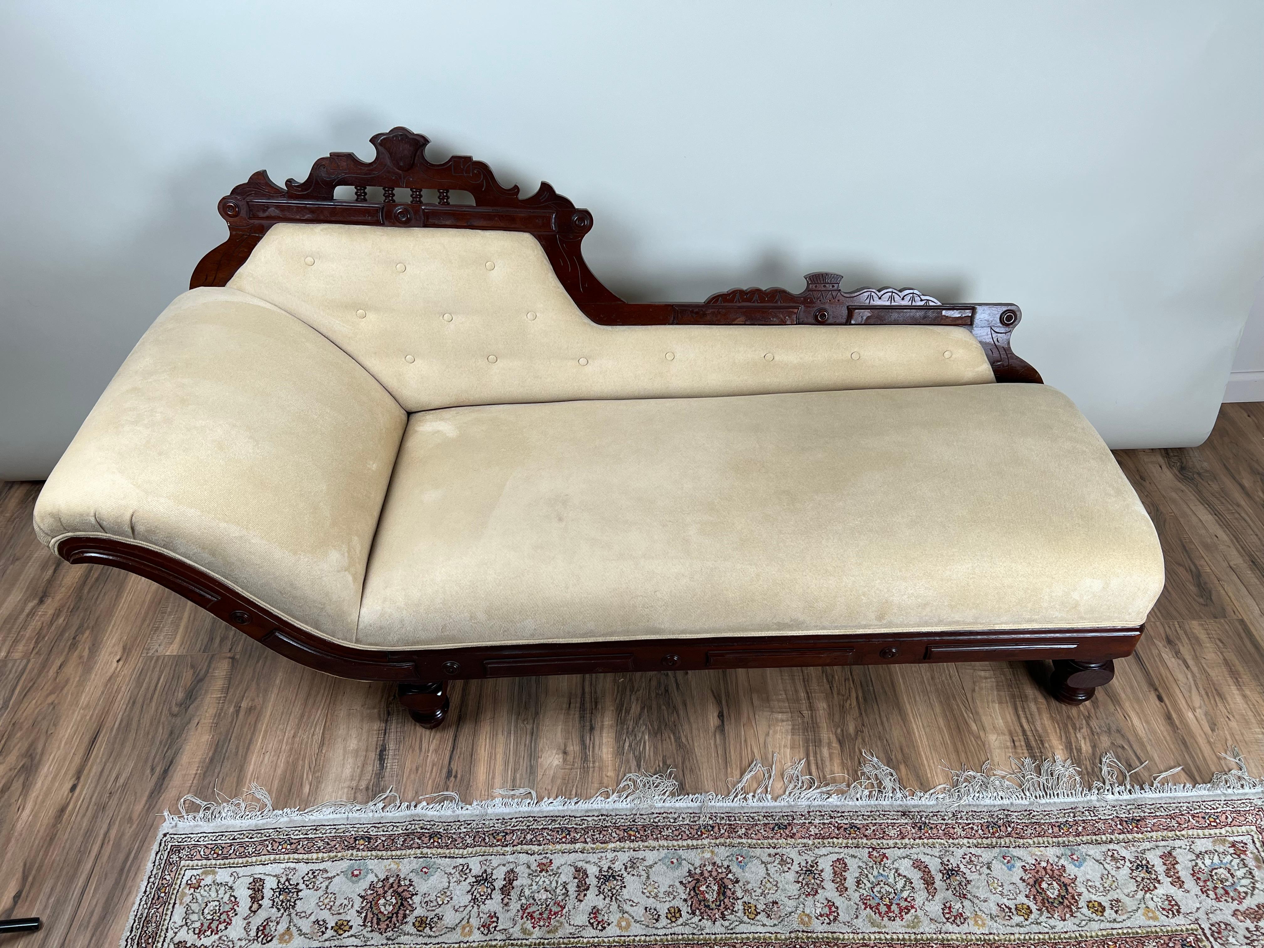 Américain Antique Eastlake Victorian Walnut Fainting Couch c. Fin du 19e siècle en vente