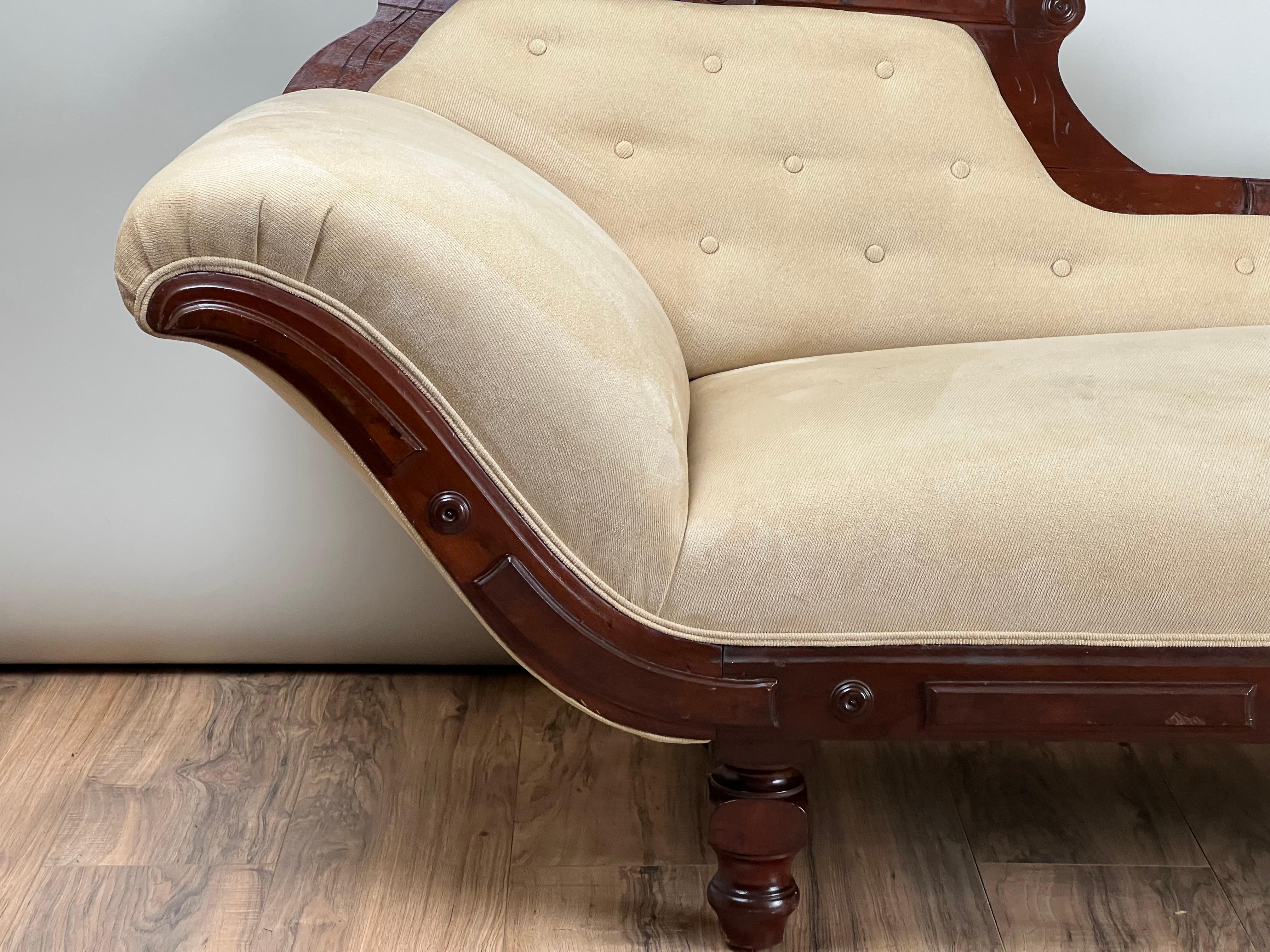 Sculpté Antique Eastlake Victorian Walnut Fainting Couch c. Fin du 19e siècle en vente