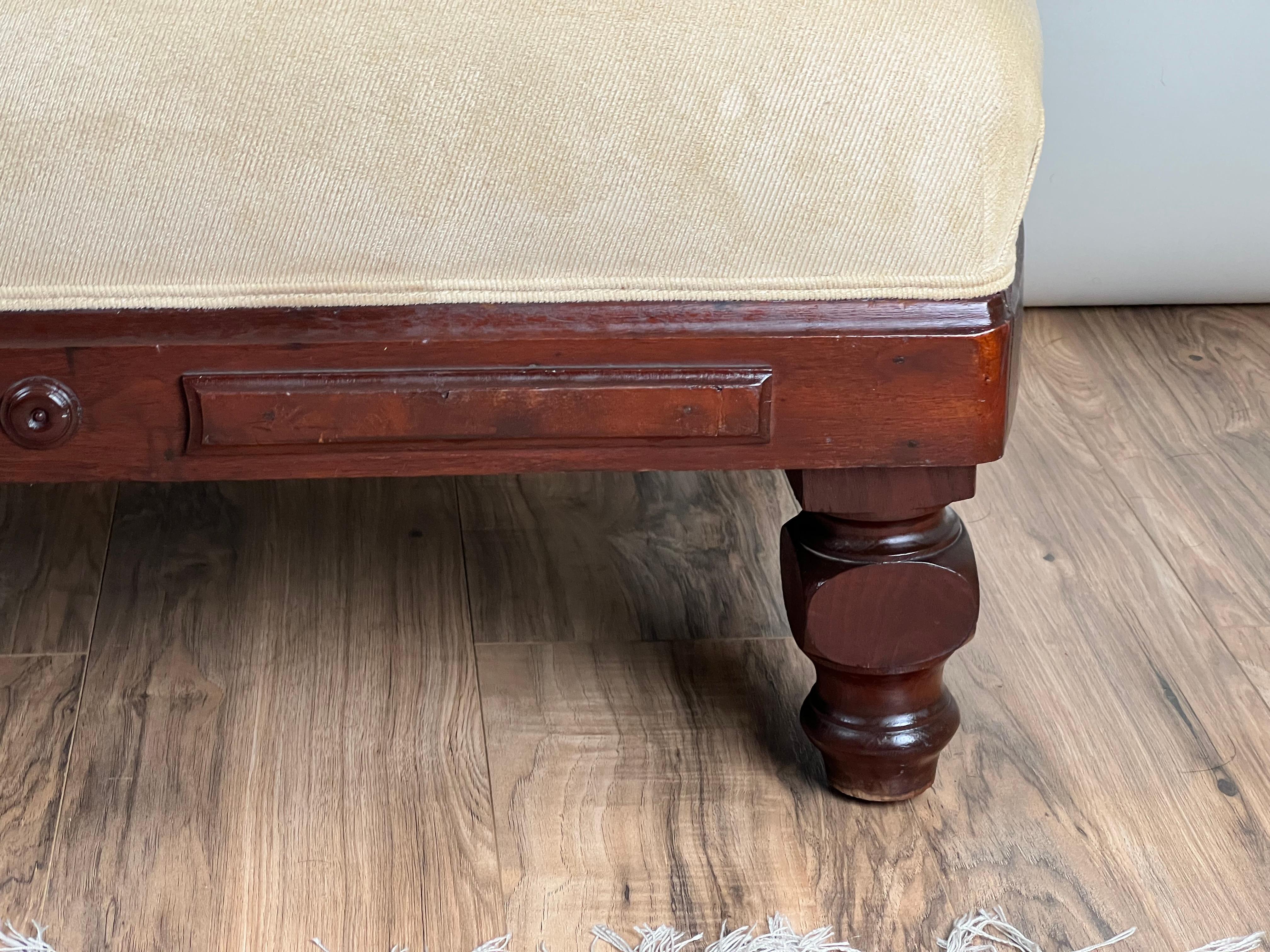 Antique Eastlake Victorian Walnut Fainting Couch c. Fin du 19e siècle Bon état - En vente à Westfield, MA