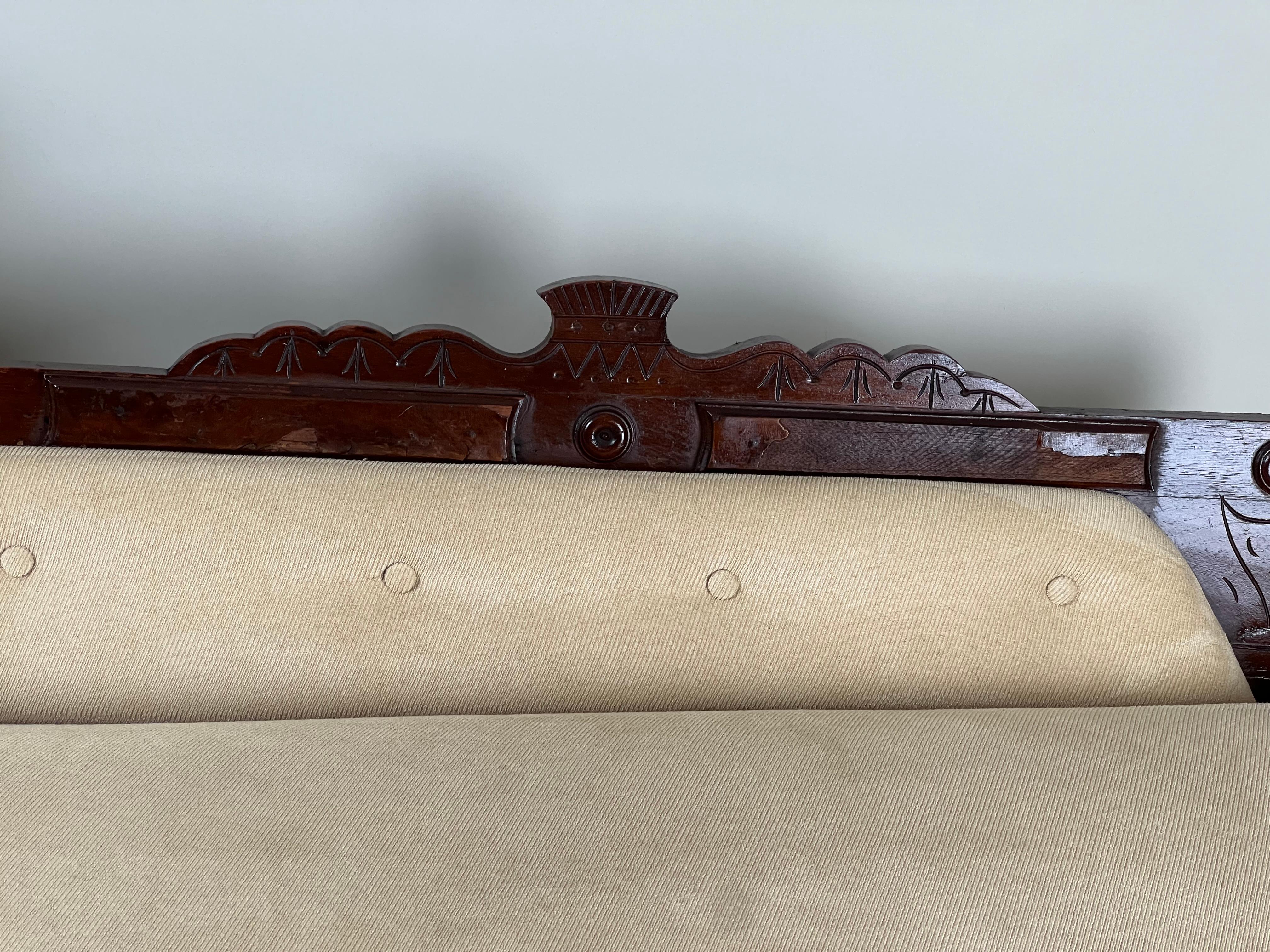 XIXe siècle Antique Eastlake Victorian Walnut Fainting Couch c. Fin du 19e siècle en vente