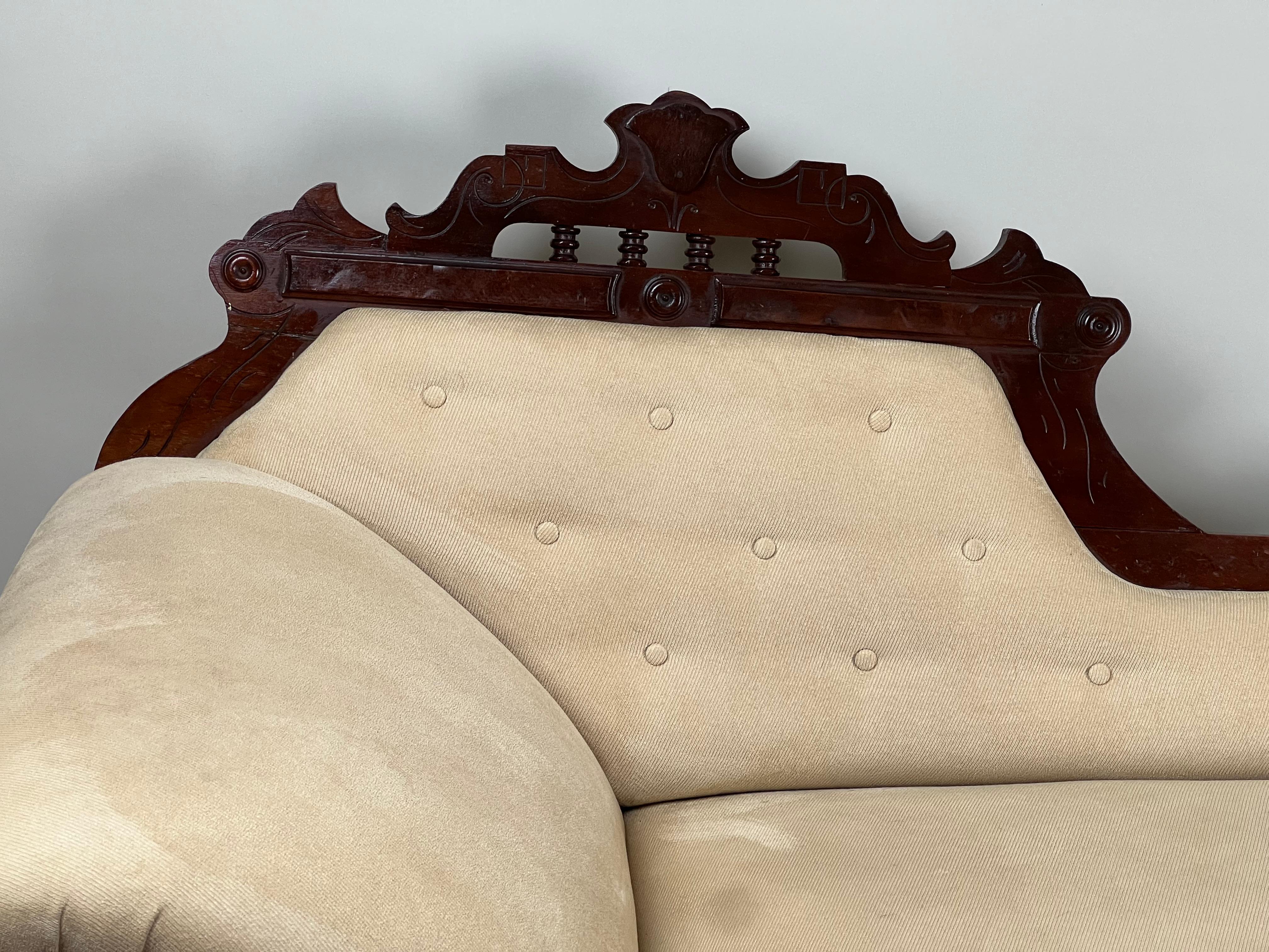 Noyer Antique Eastlake Victorian Walnut Fainting Couch c. Fin du 19e siècle en vente