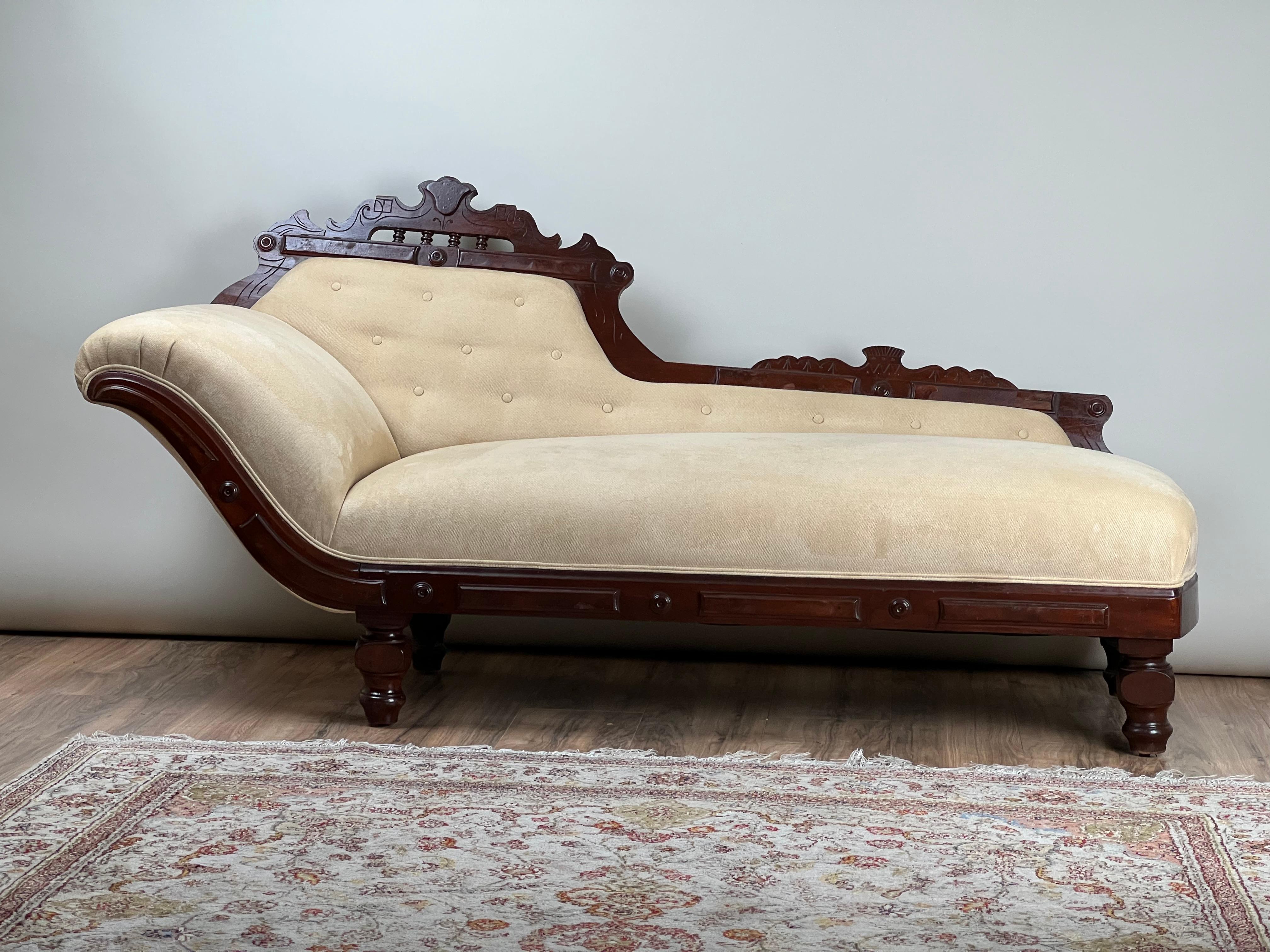 Antique Eastlake Victorian Walnut Fainting Couch c. Fin du 19e siècle en vente 1