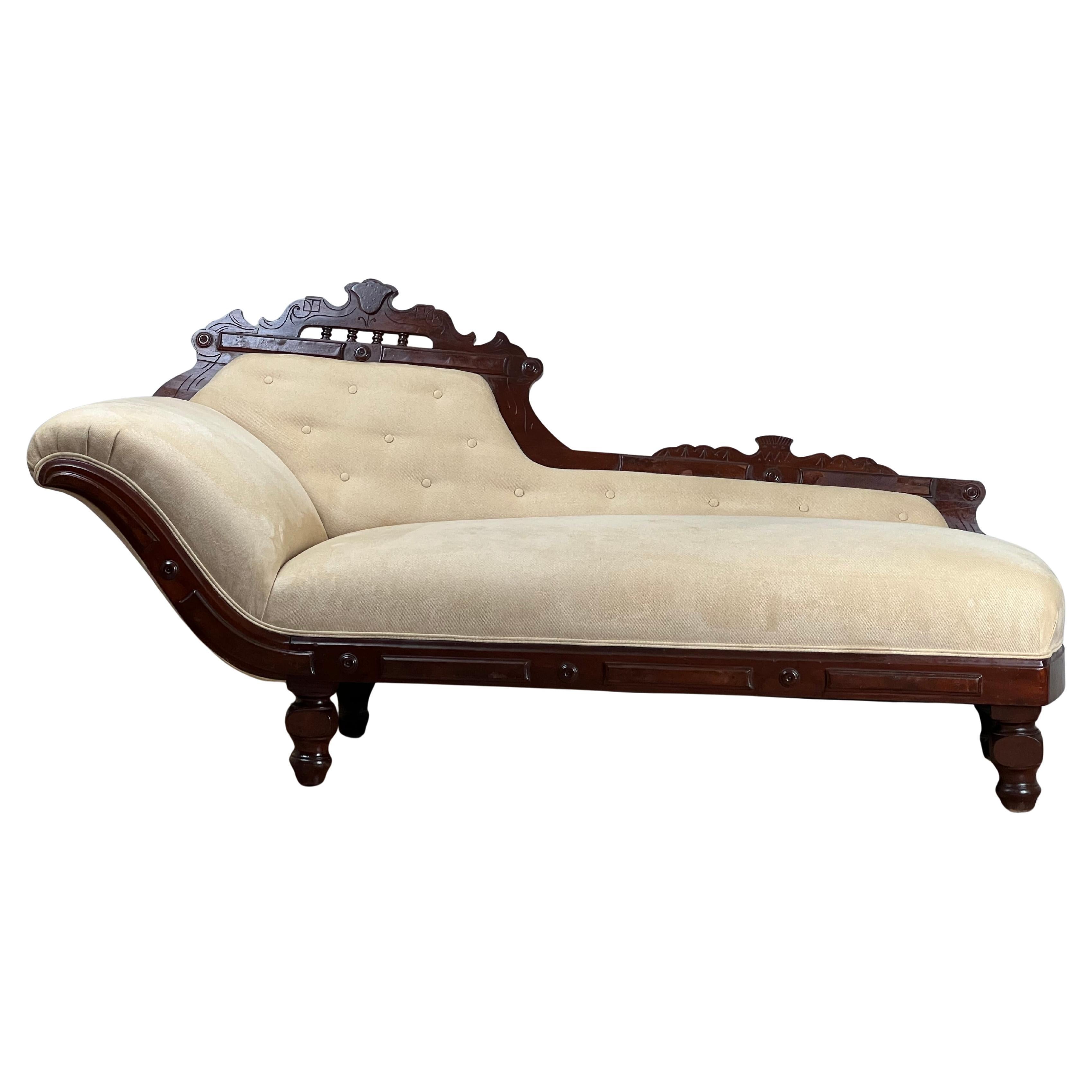 Antique Eastlake Victorian Walnut Fainting Couch c. Fin du 19e siècle