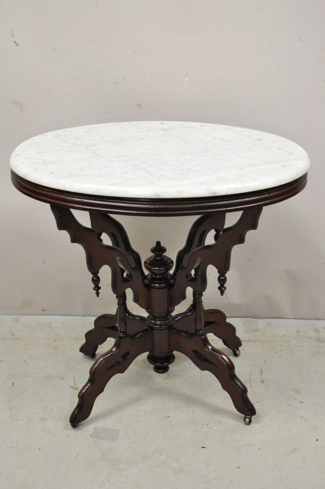 Ancienne table de salon Eastlake Victorian Walnut Oval Marble Top Parlor Lamp Table. Circa 19ème siècle. Dimensions : 28,5