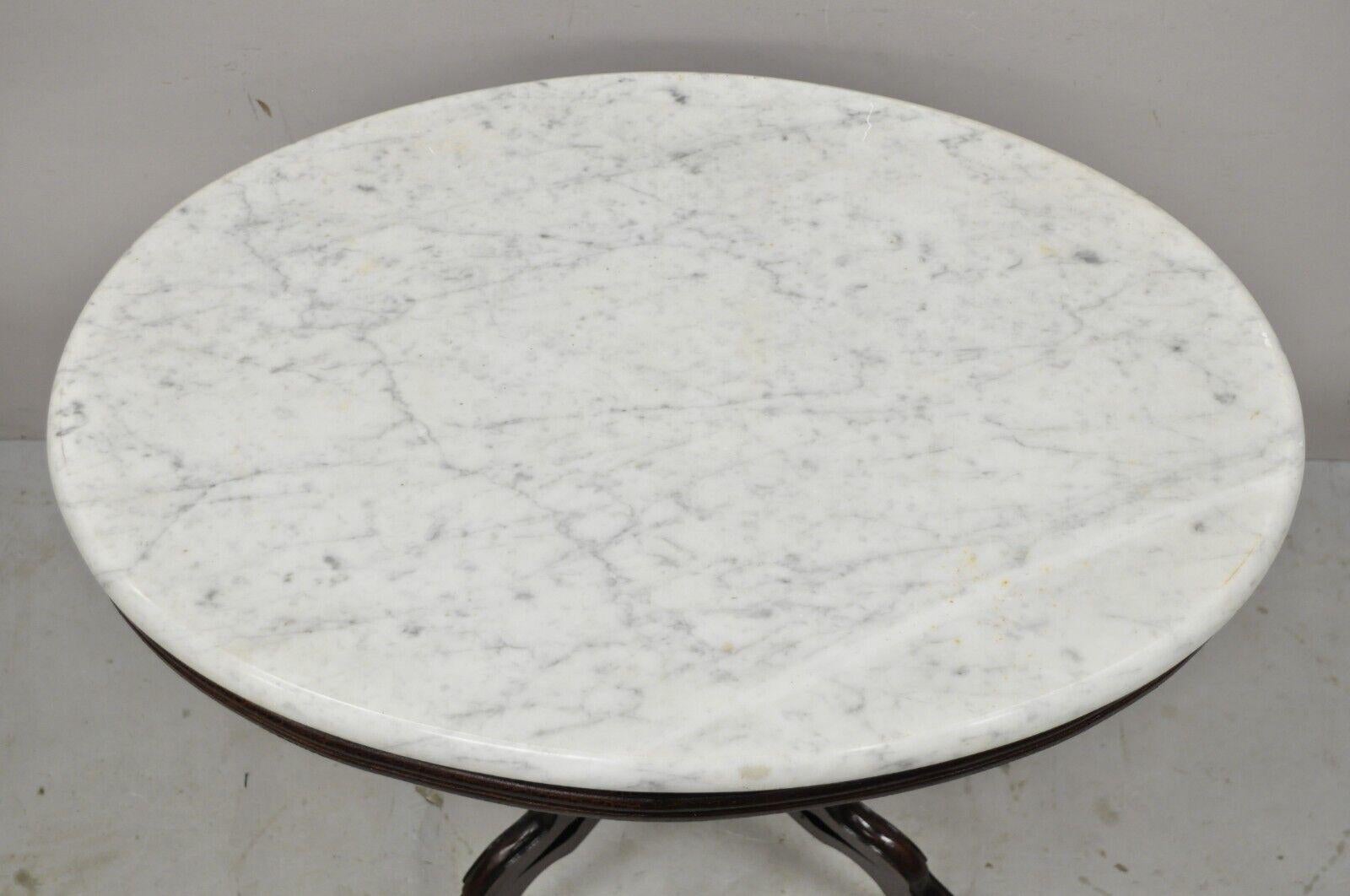Antique Eastlake Victorian Walnut Oval Marble Top Parlor Lamp Table In Good Condition For Sale In Philadelphia, PA