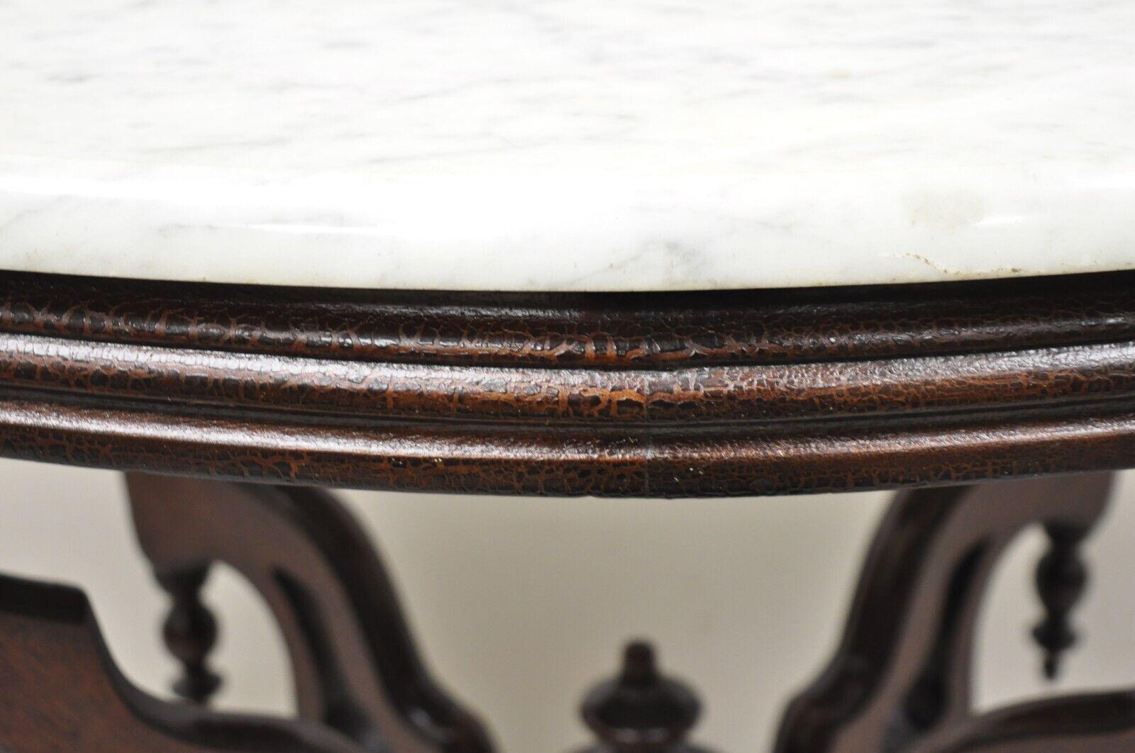 Noyer Ancienne table de salon Eastlake Victorian Walnut Oval Marble Top Parlor Lamp Table en vente