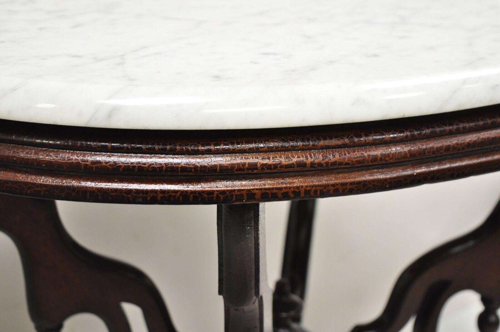 Ancienne table de salon Eastlake Victorian Walnut Oval Marble Top Parlor Lamp Table en vente 3