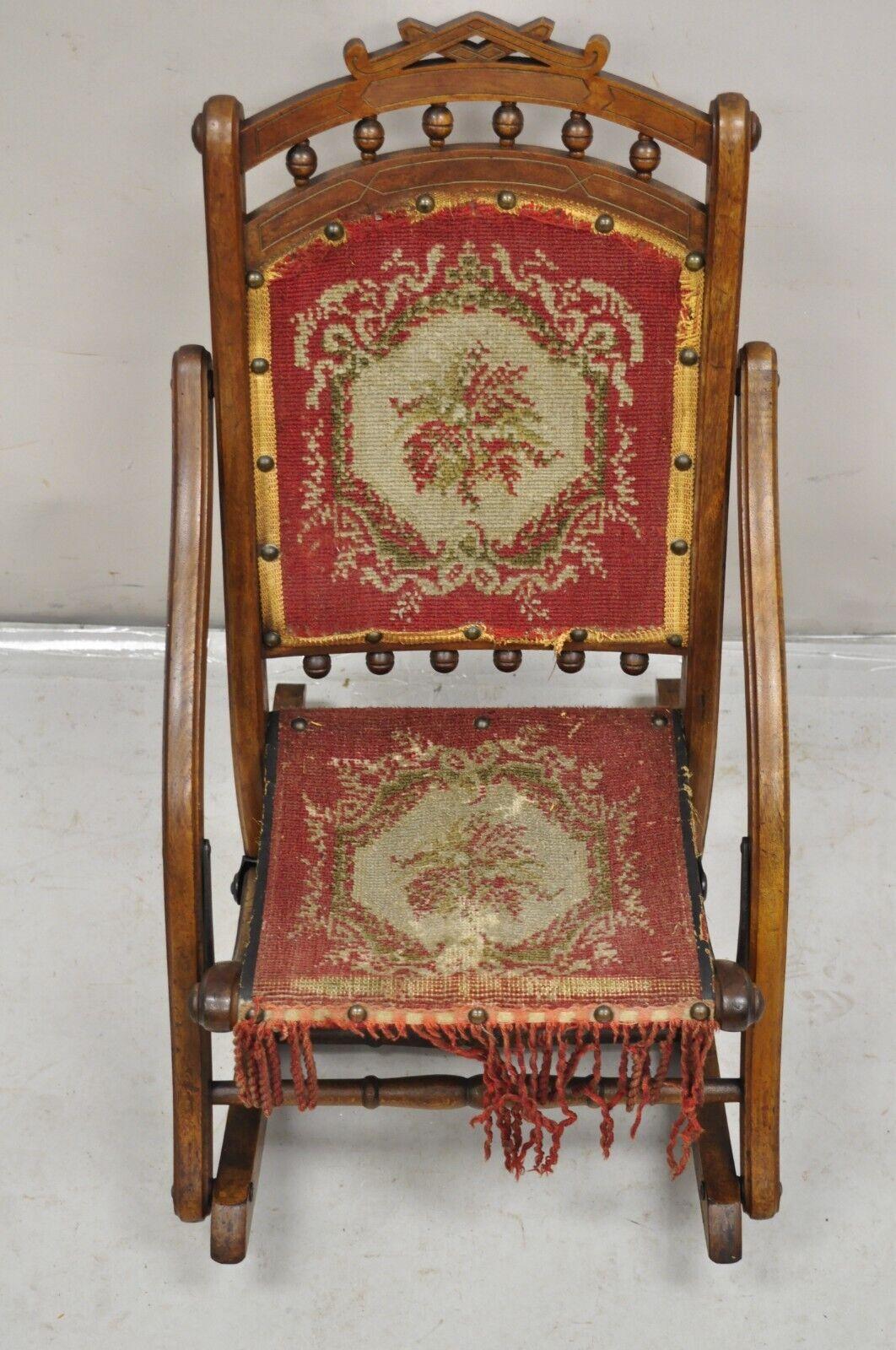 Antiker viktorianischer Eastlake-Schaukelstuhl für Kinder aus Nussbaumholz, klappbar, Eastlake (19. Jahrhundert) im Angebot