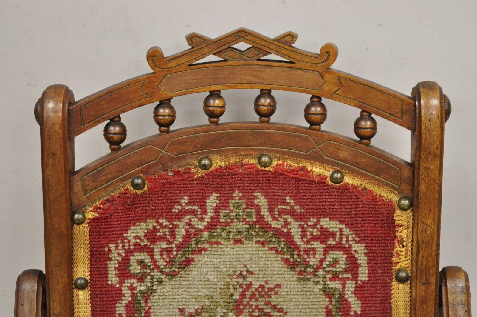 Antiker viktorianischer Eastlake-Schaukelstuhl für Kinder aus Nussbaumholz, klappbar, Eastlake im Angebot 2