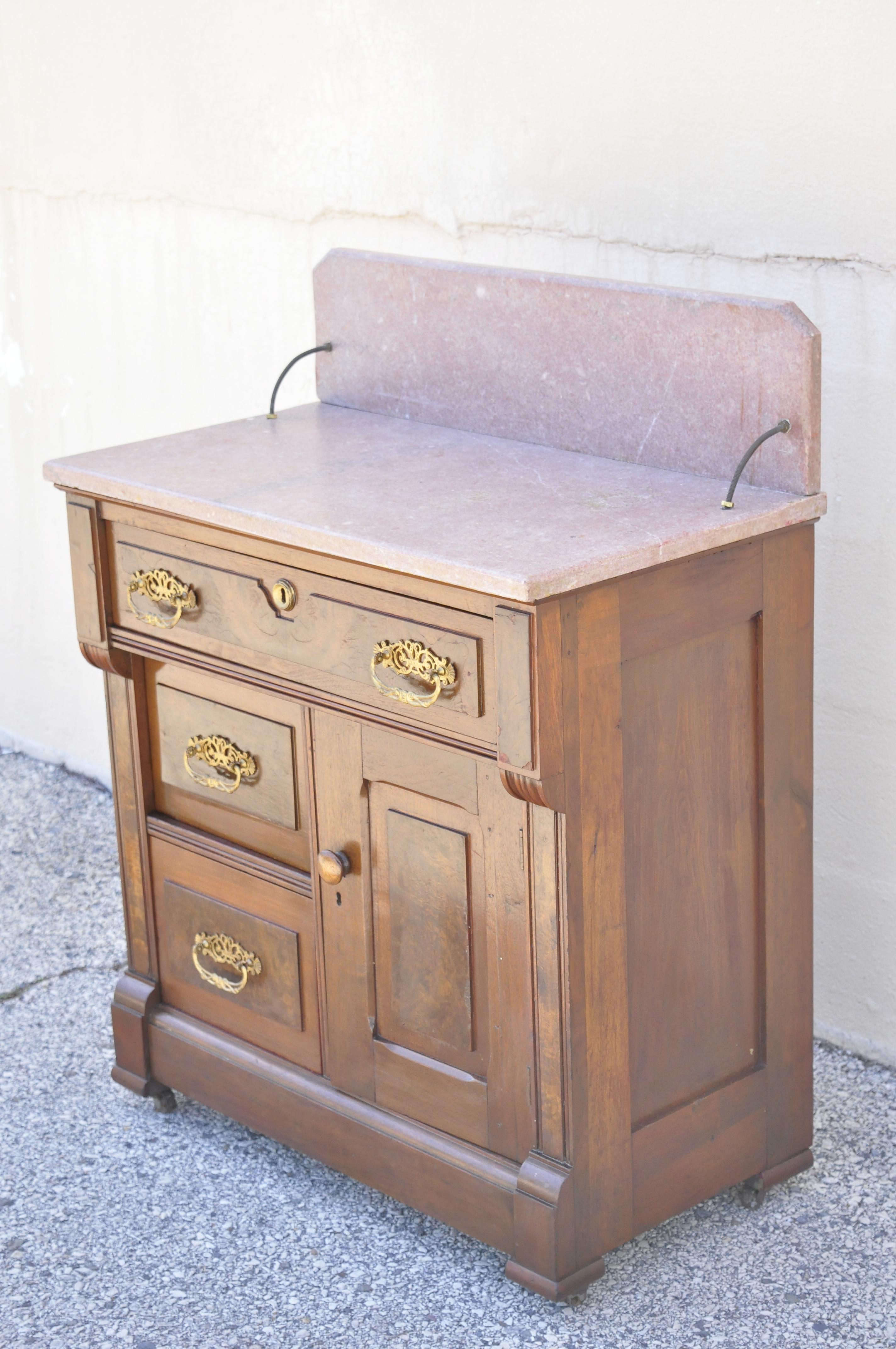 Antike Eastlake viktorianische Waschtischkommode aus Nussbaumholz mit Marmorplatte auf der Rückseite im Angebot 3