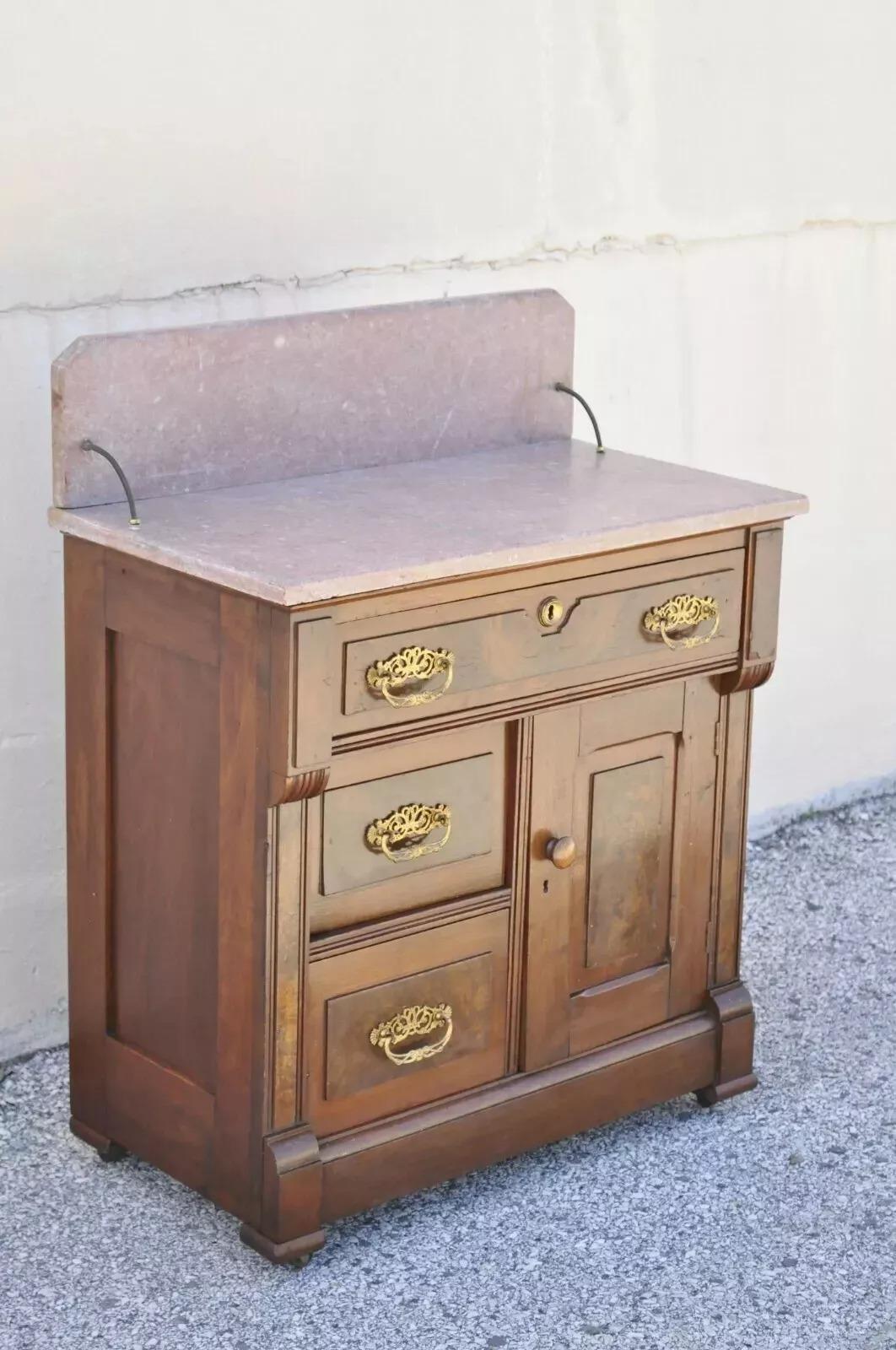Antico lavabo in noce Eastlake Victorian con piano in marmo. L'articolo presenta uno schienale in marmo rosa, bellissime venature del legno, 1 anta a battente, 3 cassetti, senza chiave, ma sbloccati. Circa alla fine del XIX secolo. Misure: 37