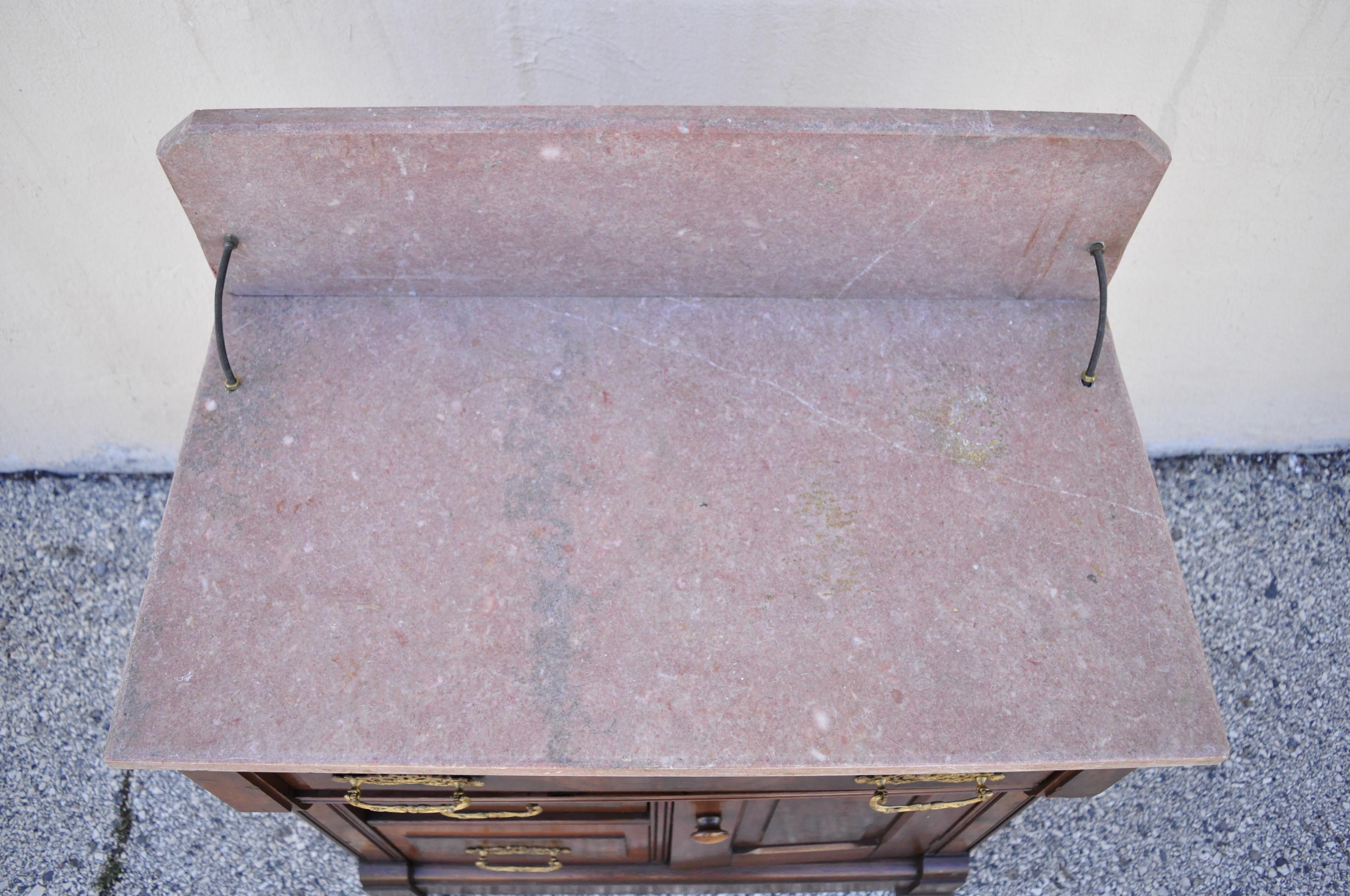 Antike Eastlake viktorianische Waschtischkommode aus Nussbaumholz mit Marmorplatte auf der Rückseite (Viktorianisch) im Angebot