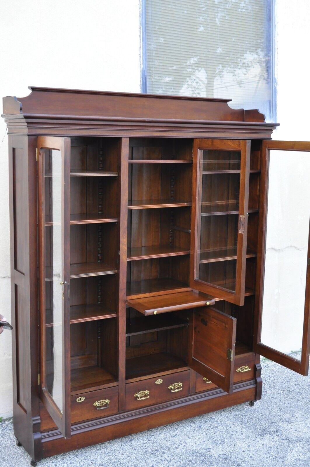 Ancienne Eastlake Victorian Walnut Wavy Glass Triple Bookcase Display Cabinet Bon état - En vente à Philadelphia, PA
