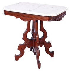 Antigua mesa de salón Eastlake de nogal, nudo y mármol, c1890