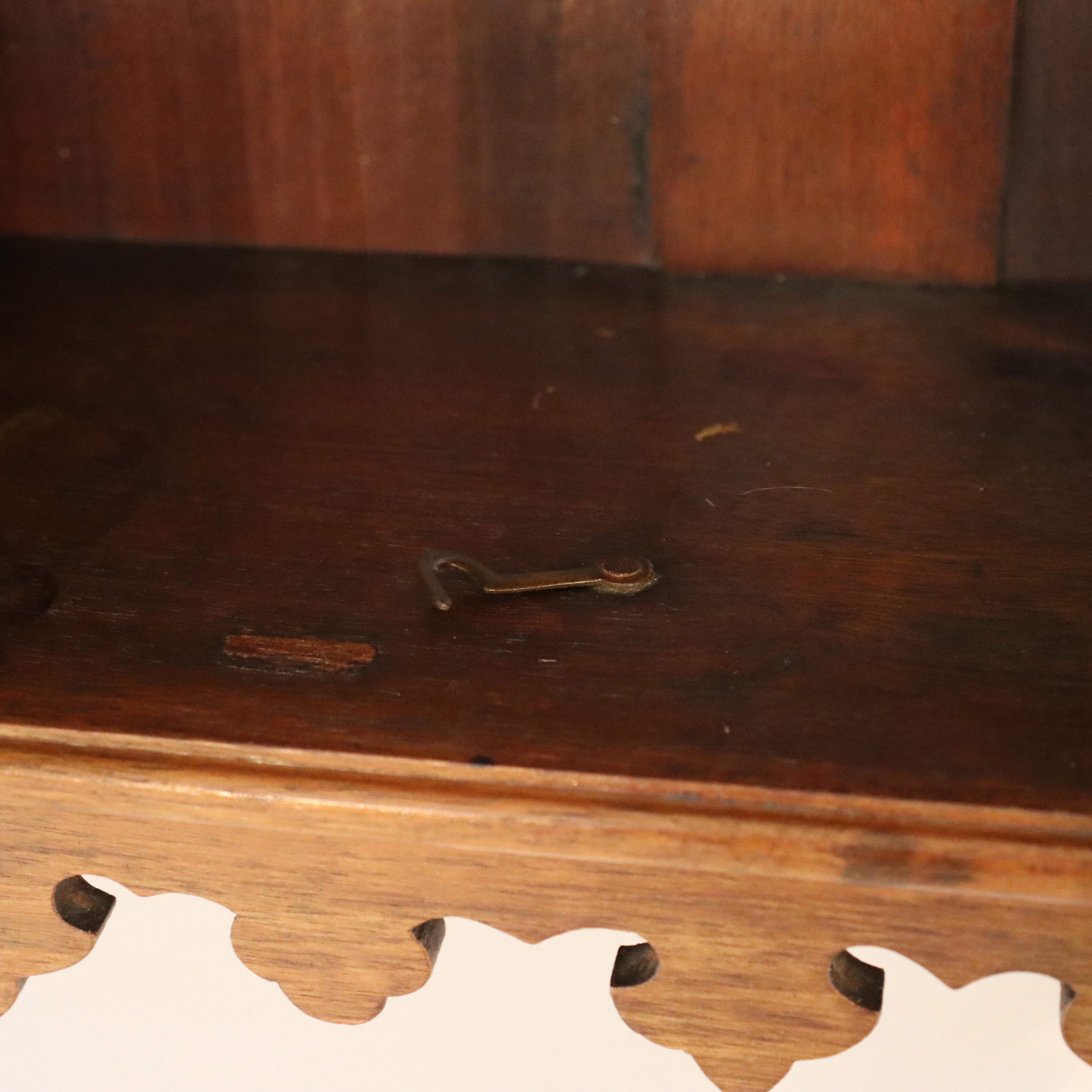 Ancienne armoire à pharmacie à 2 portes suspendues en noyer d'Eastlake C1880 en vente 6