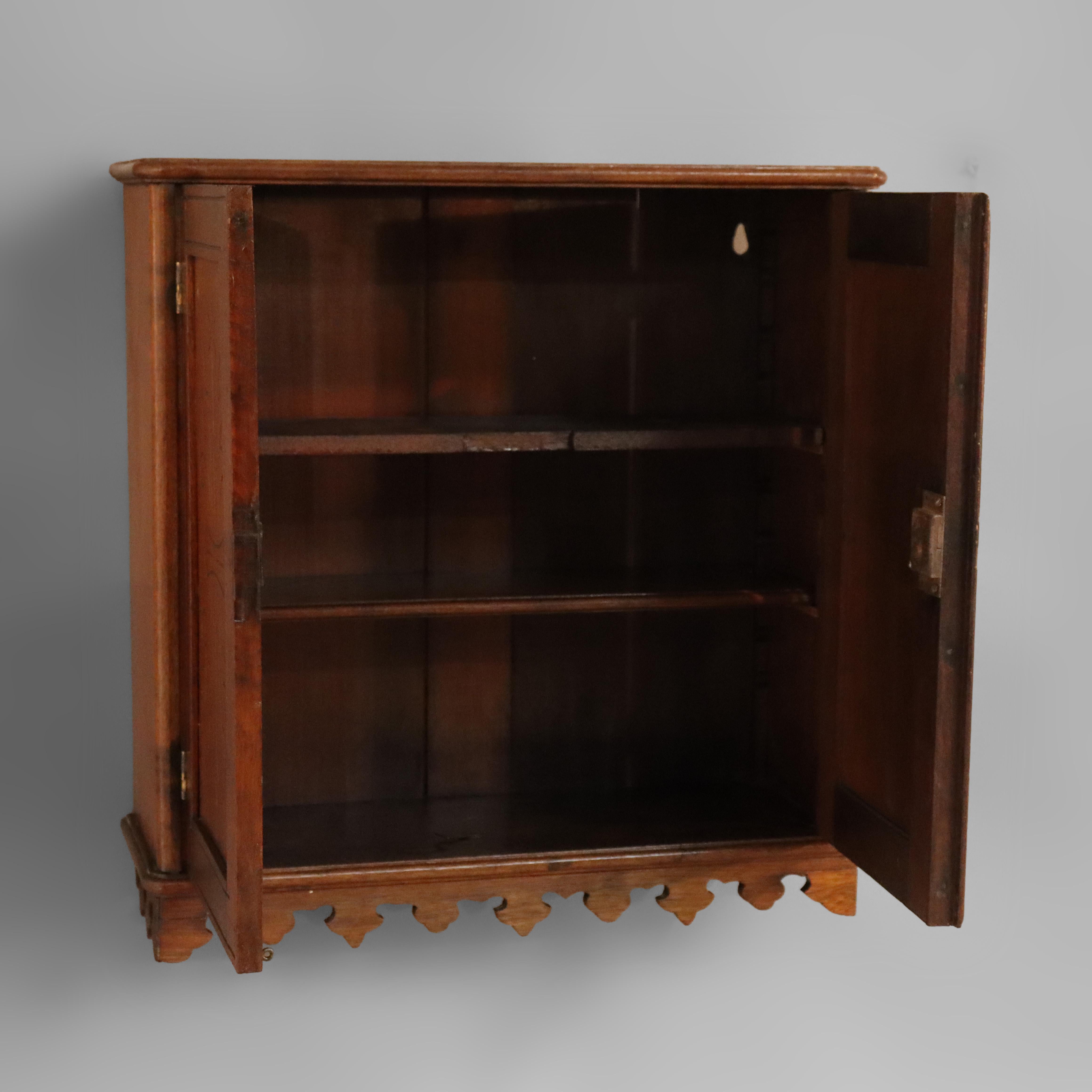 Ancienne armoire à pharmacie à 2 portes suspendues en noyer d'Eastlake C1880 en vente 3