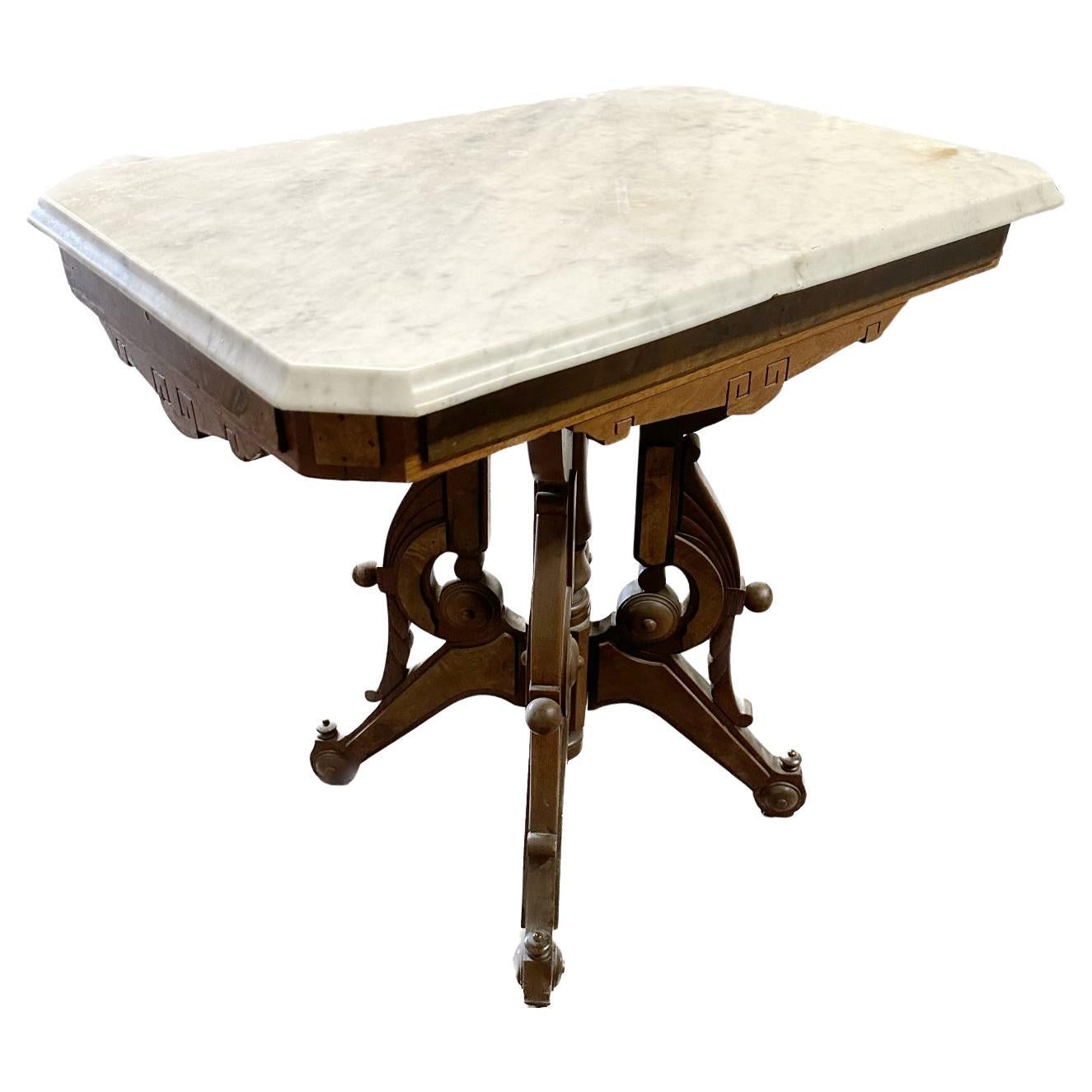 Table ancienne en noyer Eastlake avec plateau en marbre de Carrare Circa 1880