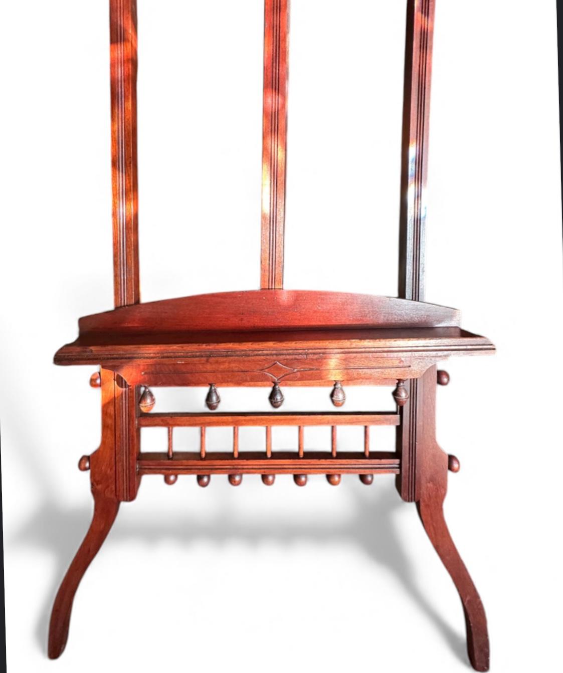 Anglais Chevalet ancien en bois sculpté Eastlake en vente