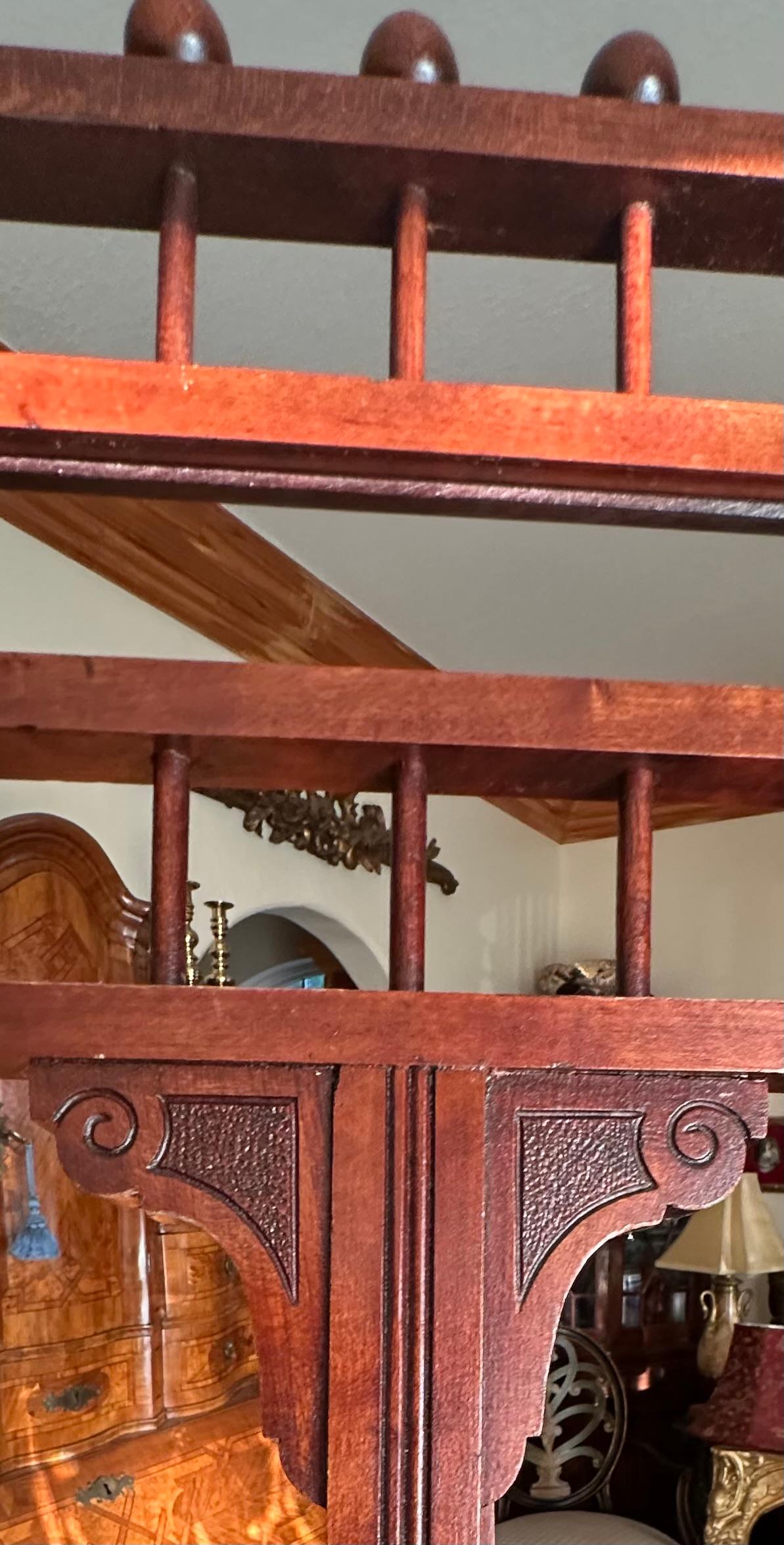 Sculpté Chevalet ancien en bois sculpté Eastlake en vente