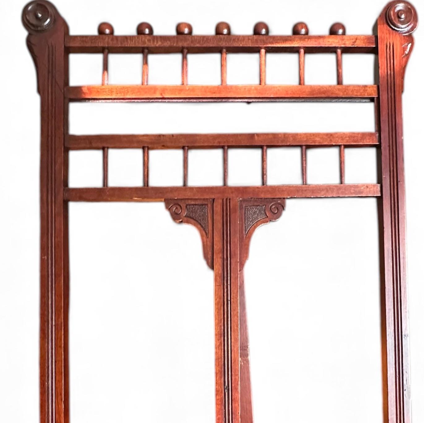 Chevalet ancien en bois sculpté Eastlake Bon état - En vente à Vero Beach, FL